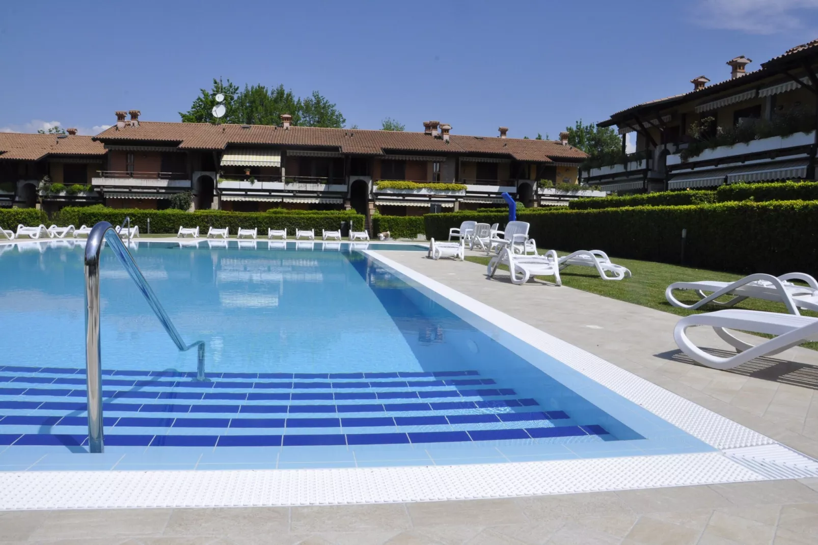 Casara Elle Otto - Swimming pool