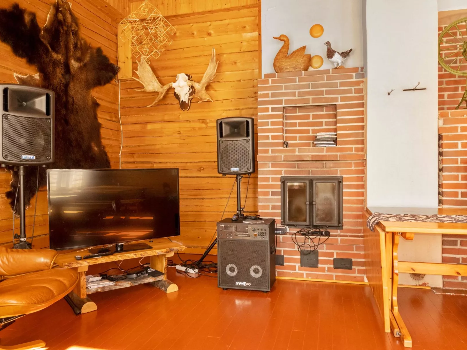 Kinttaanpirtti - Inside