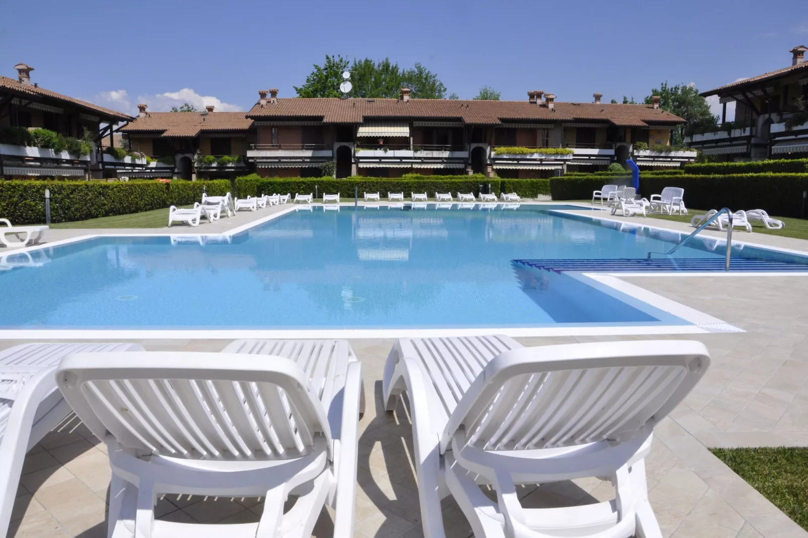 Casara Elle Otto - Swimming pool