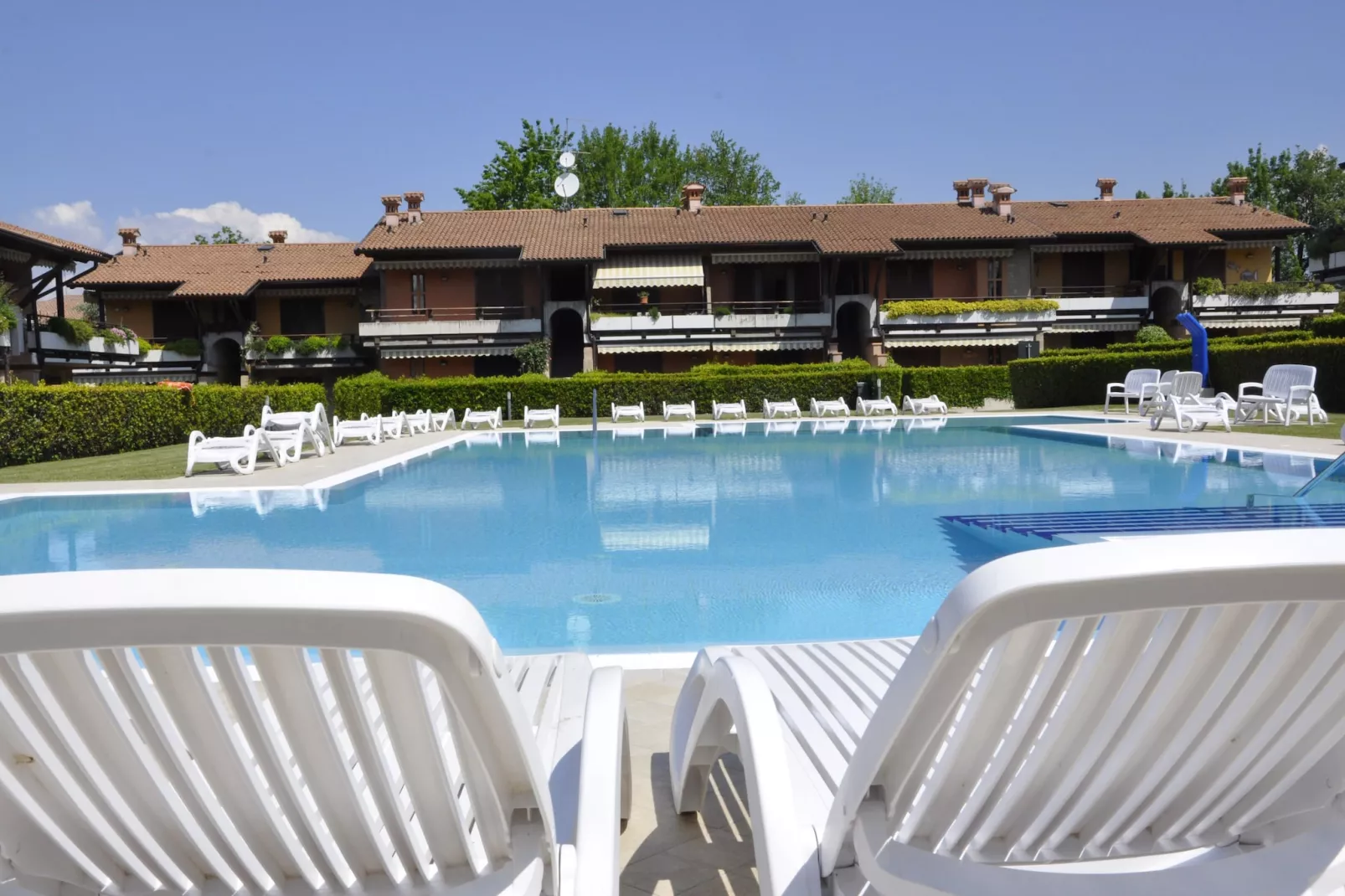 Casara Elle Otto - Swimming pool