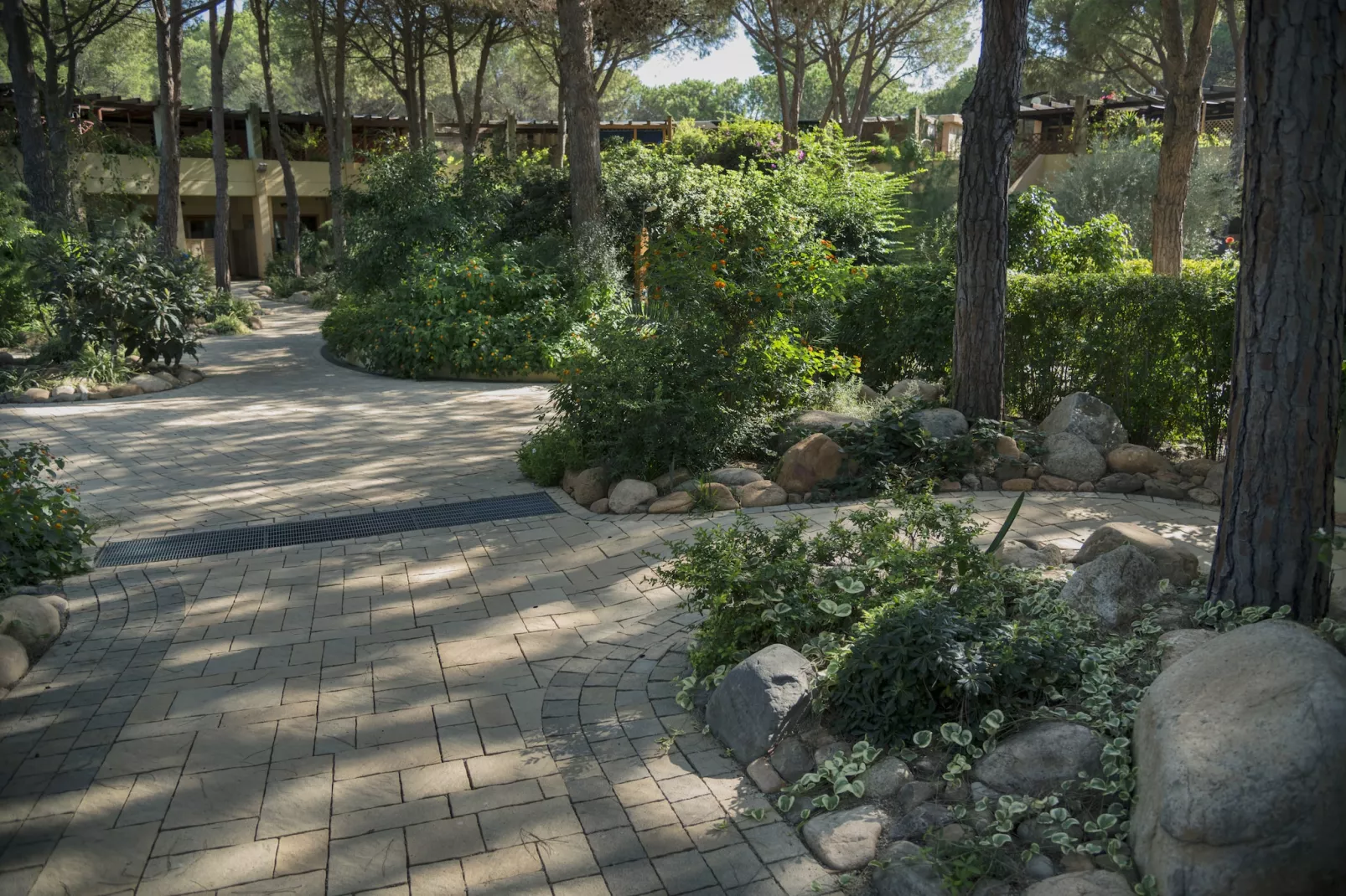 Res Abbaechelu Santa Margherita Trilo - Gardens in summer