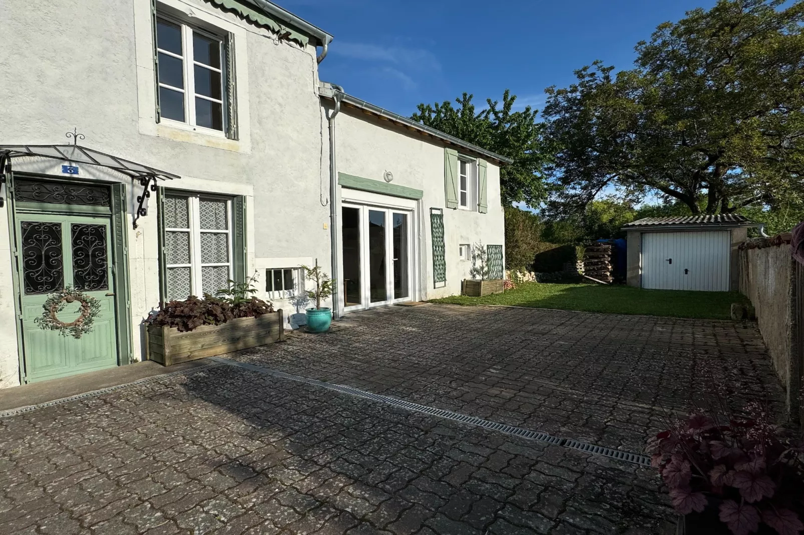 Maison de charme - Jardins en été