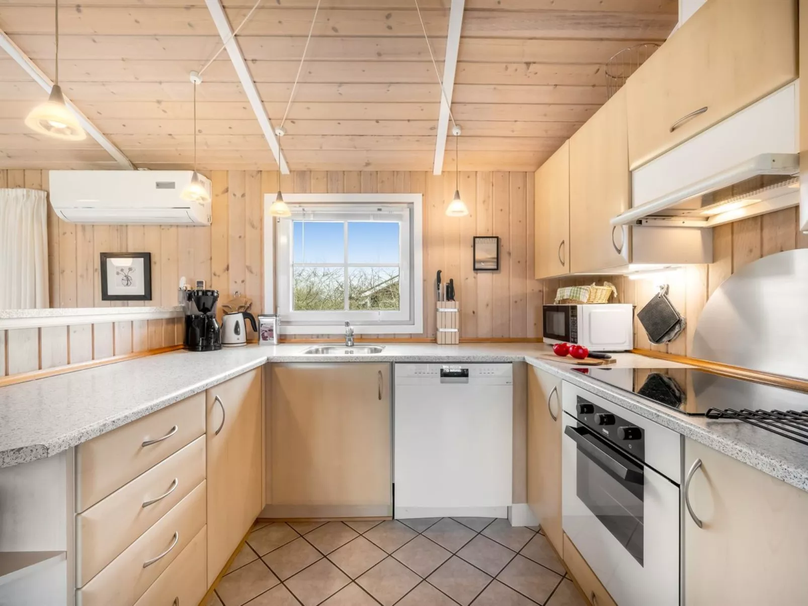 "Tinka" - 1.2km to the fjord - Dedans