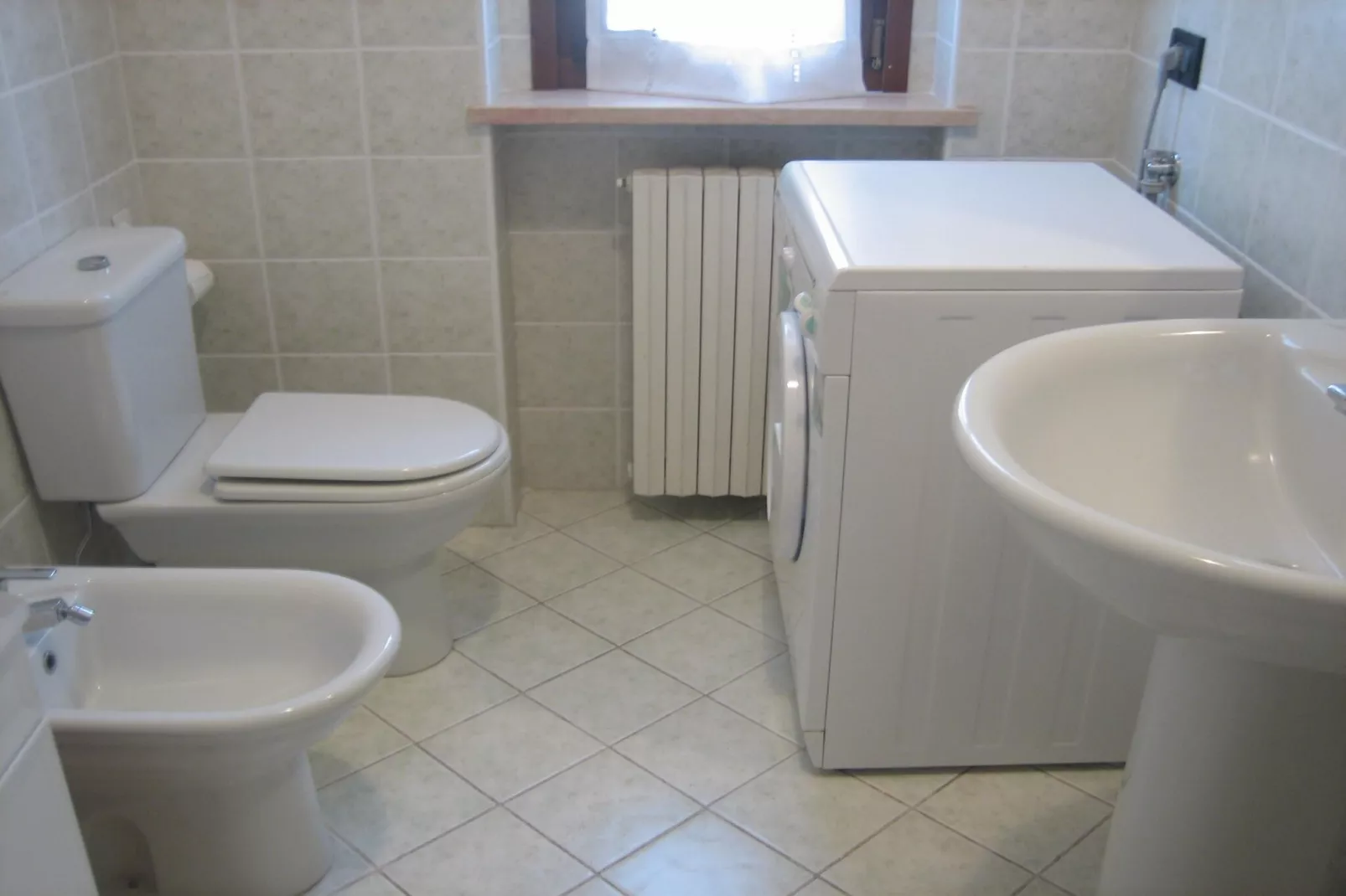 Casara Elle Otto - Bathroom