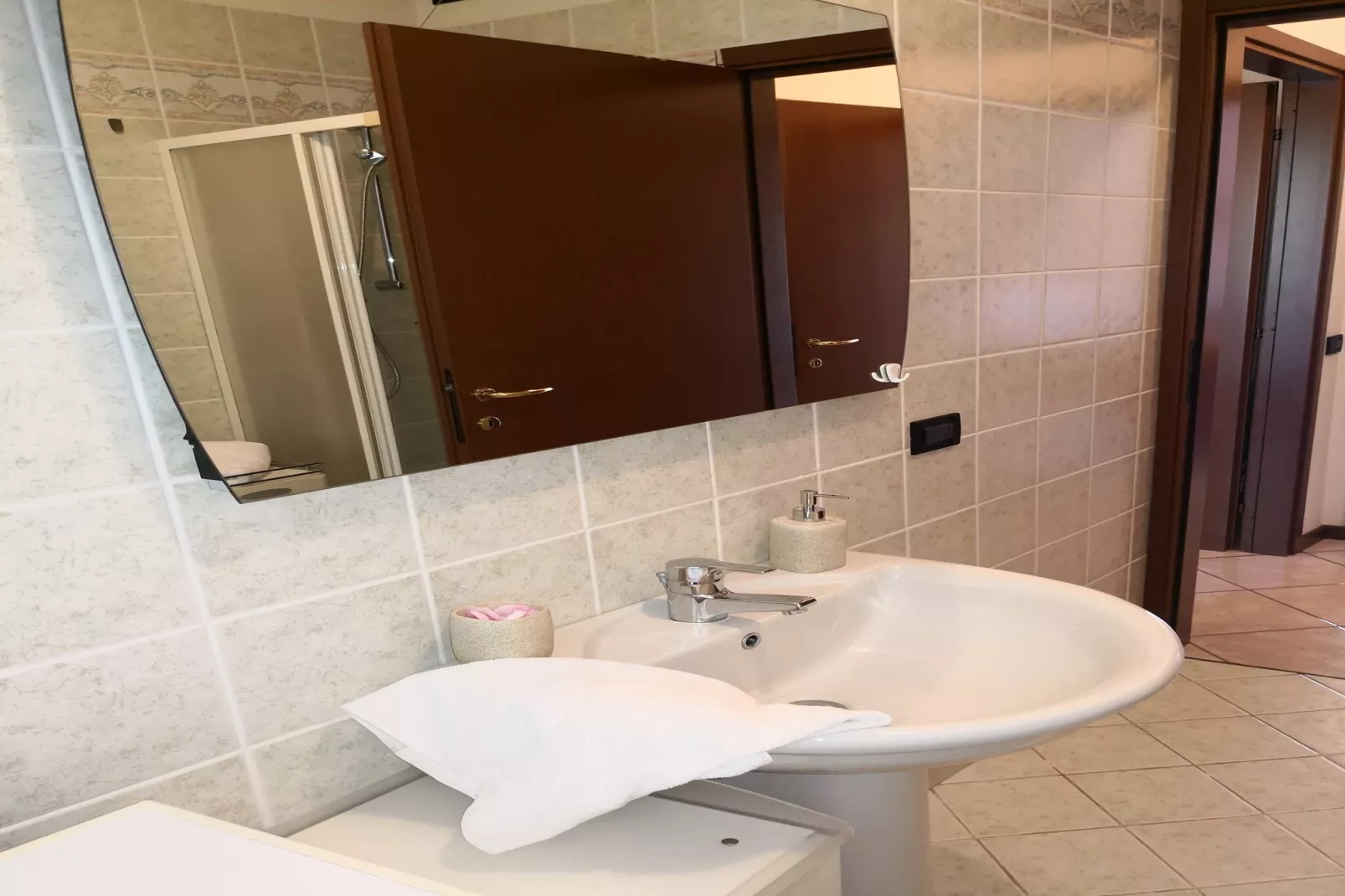 Casara Elle Otto - Bathroom