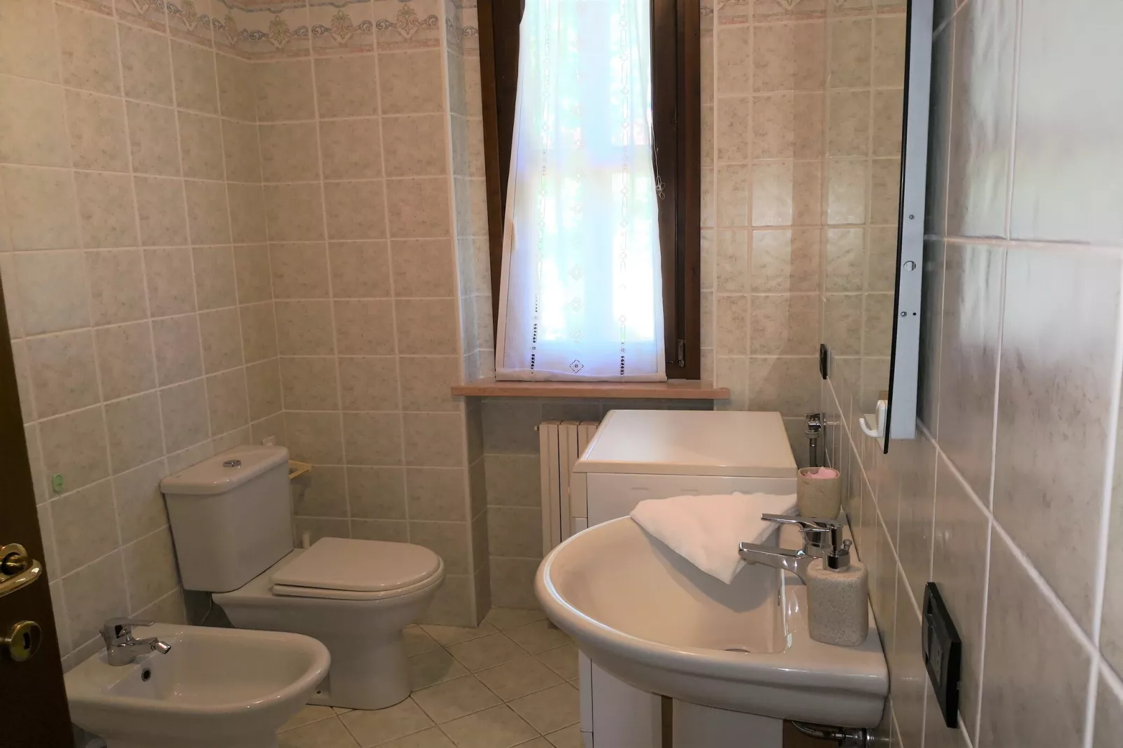Casara Elle Otto - Bathroom