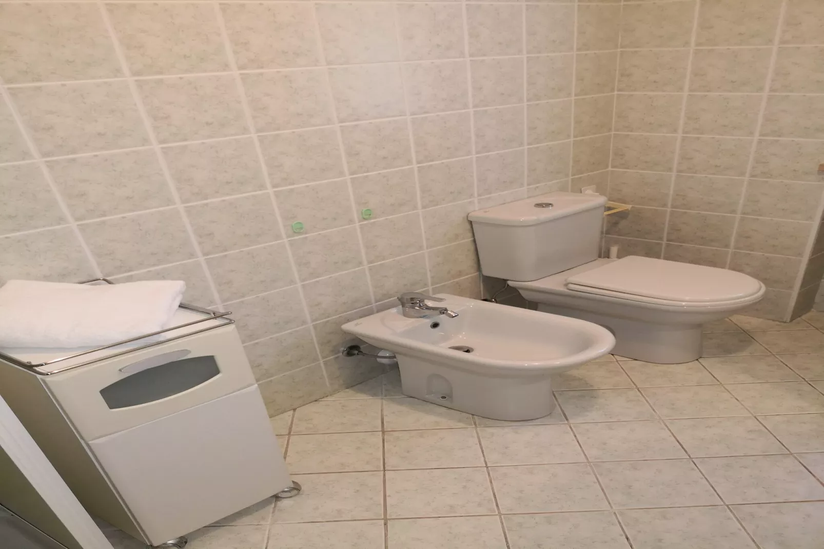 Casara Elle Otto - Bathroom