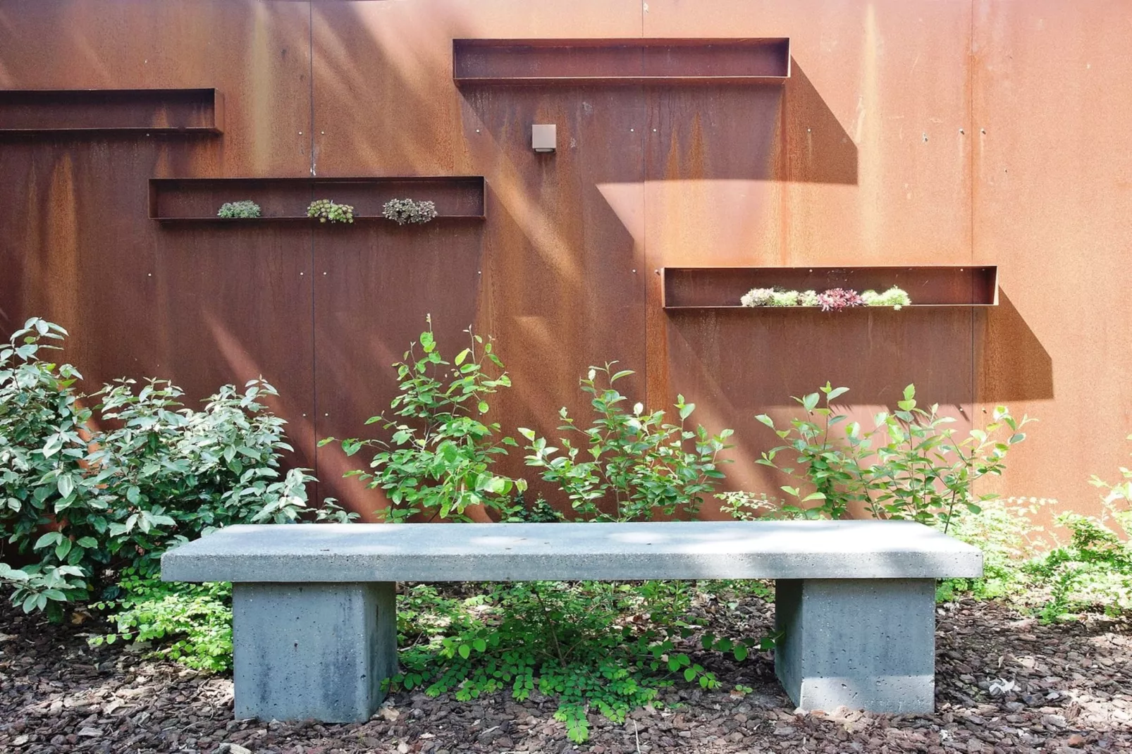 Stalen Boshuis - Gardens in summer