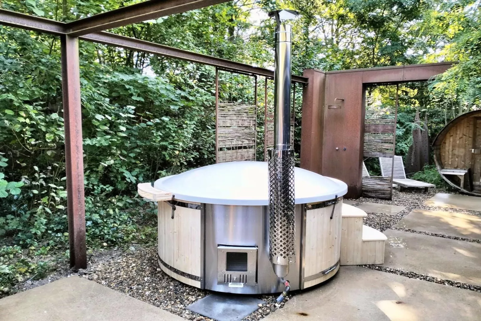 Stalen Boshuis - Facilities