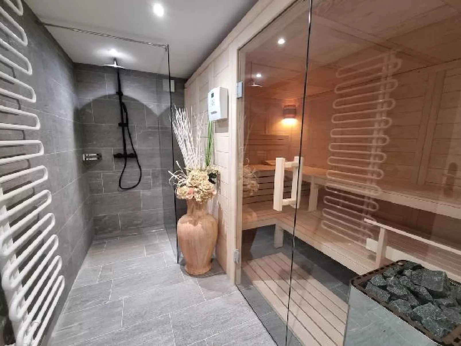 Alpine Retreat & Sauna - Inside