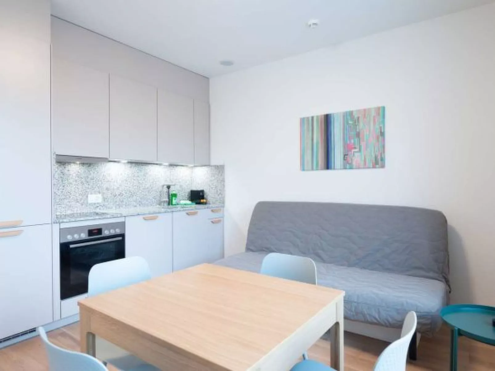 ZH Green 4 - Letzigrund HITrental Apartment - Drinnen