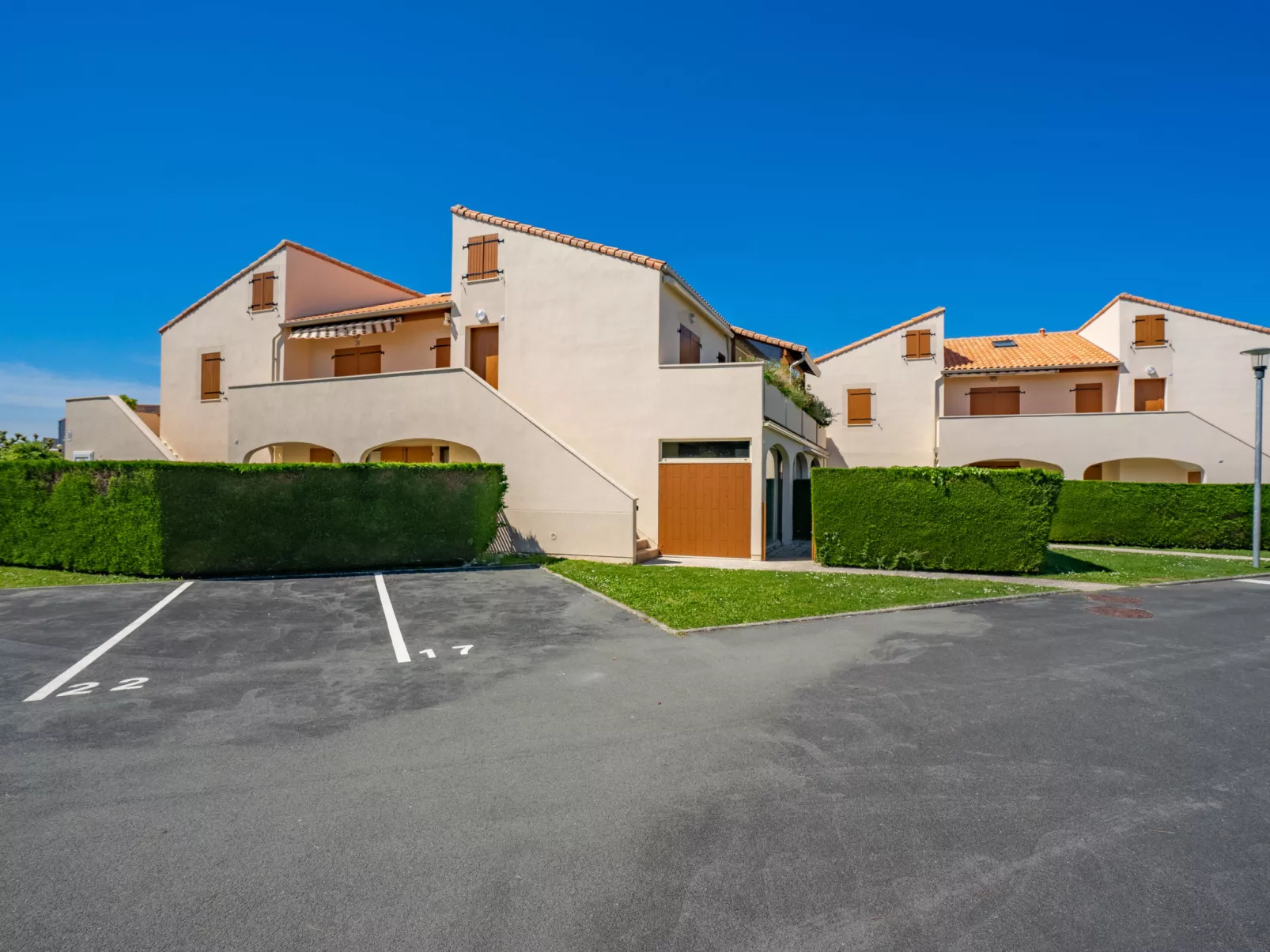 Les Soleils Rouges - Outside