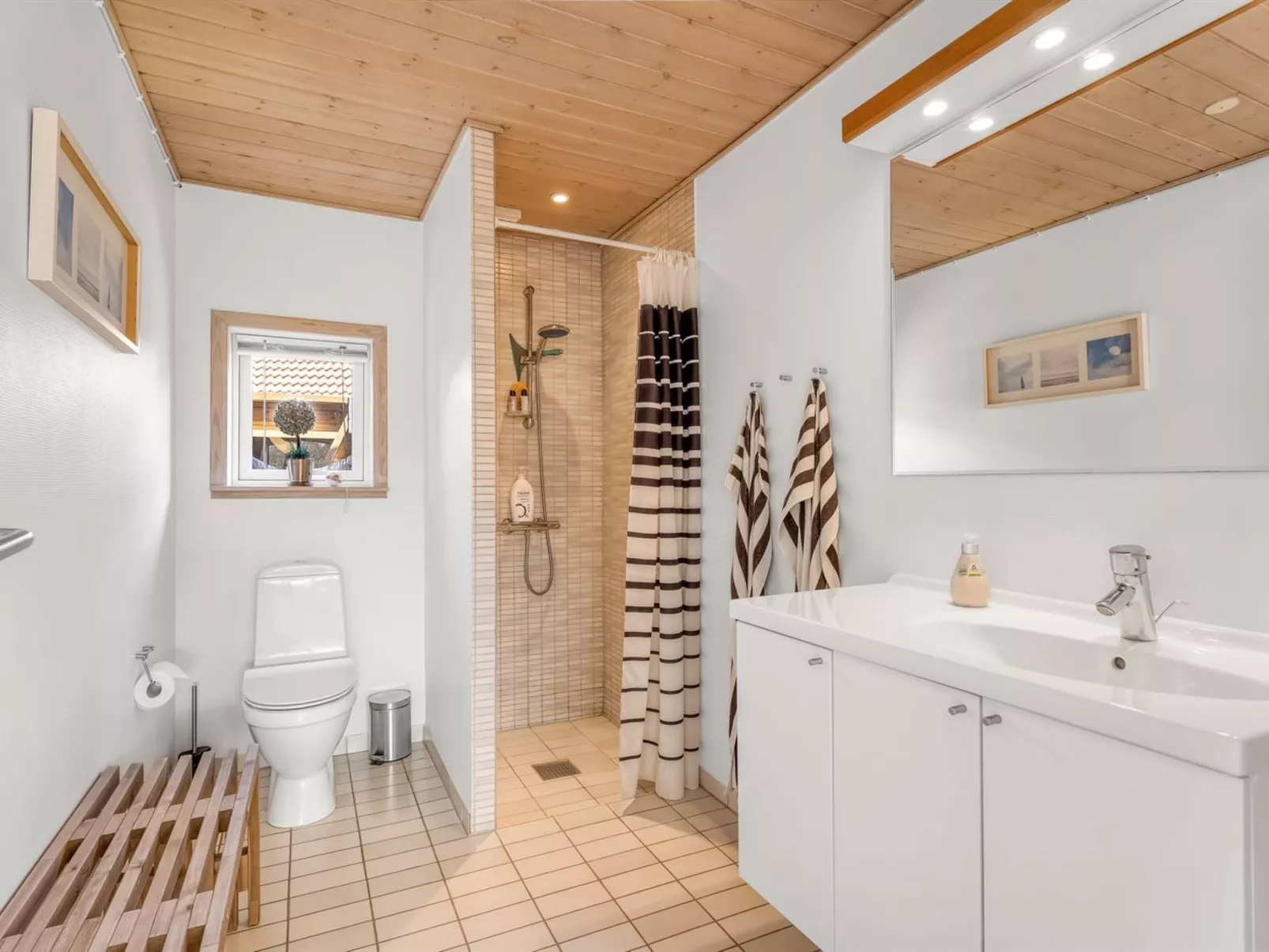 "Safina" - 1km from the sea - Drinnen