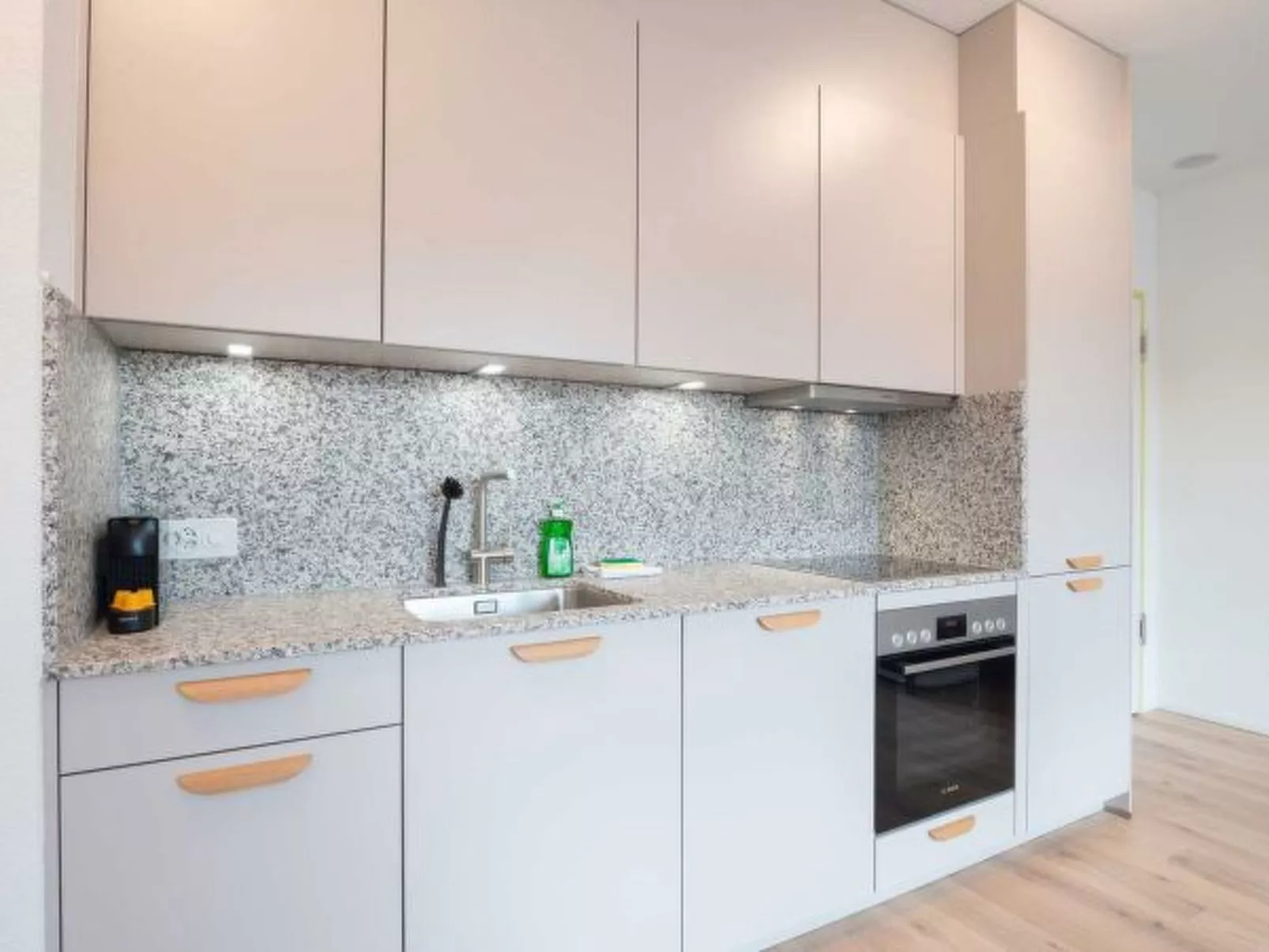 ZH Yellow 4- Letzigrund HITrental Apartment - Dedans