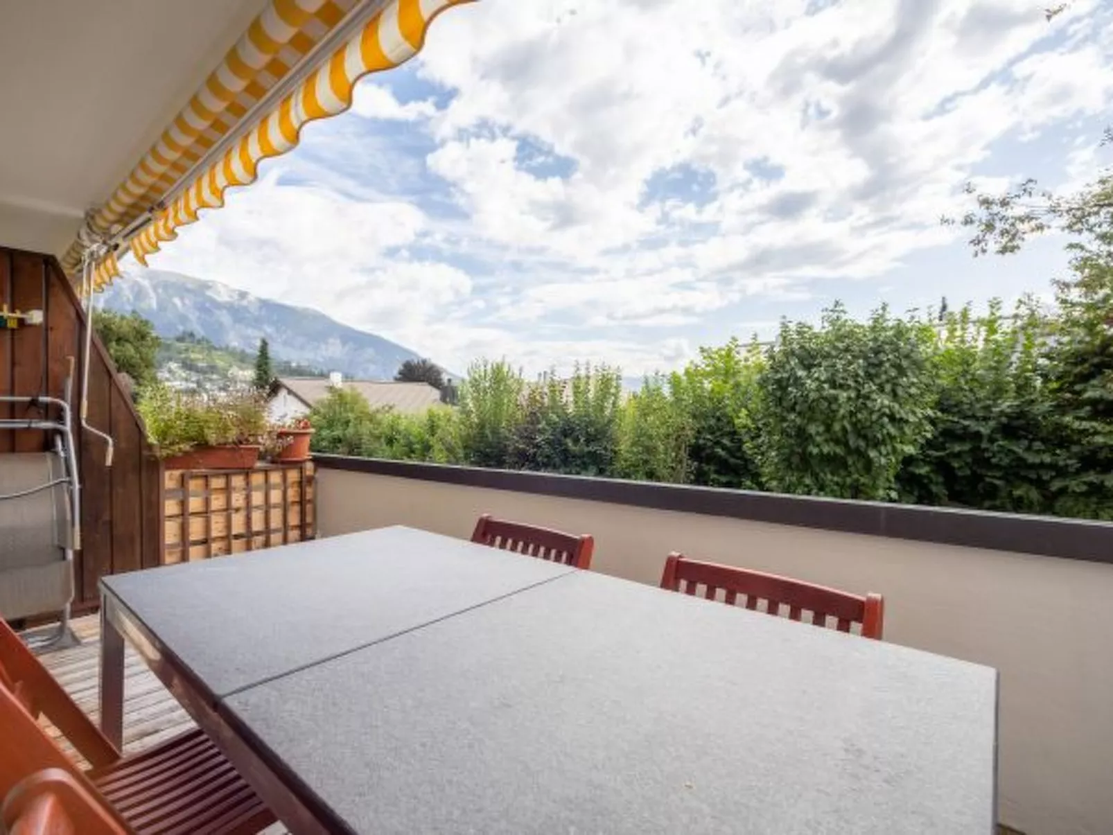 Cruscheida - Outside