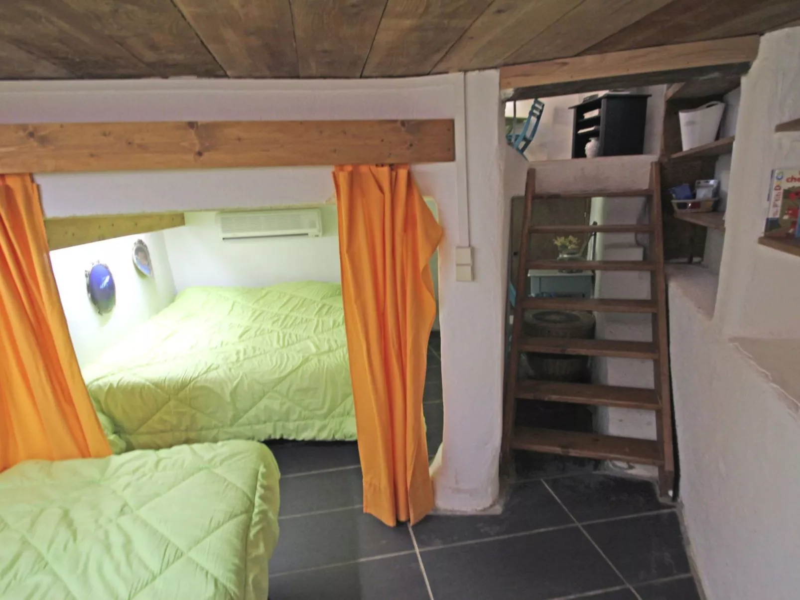 Le Bateau - 4 Personen - Füße im Wasser - Strand - Inside