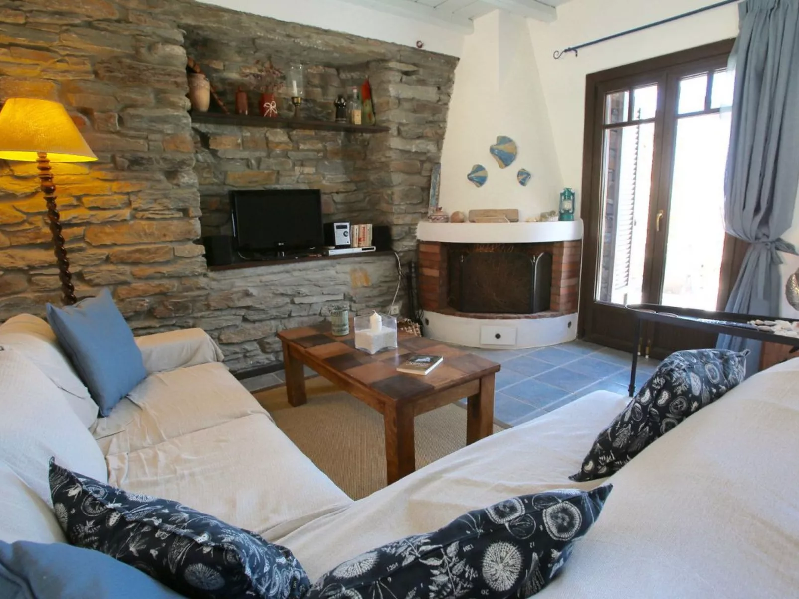 Haus in Kea mit Parkplatz im Freien und Blick auf den Sonnenuntergang - Image-tags.info