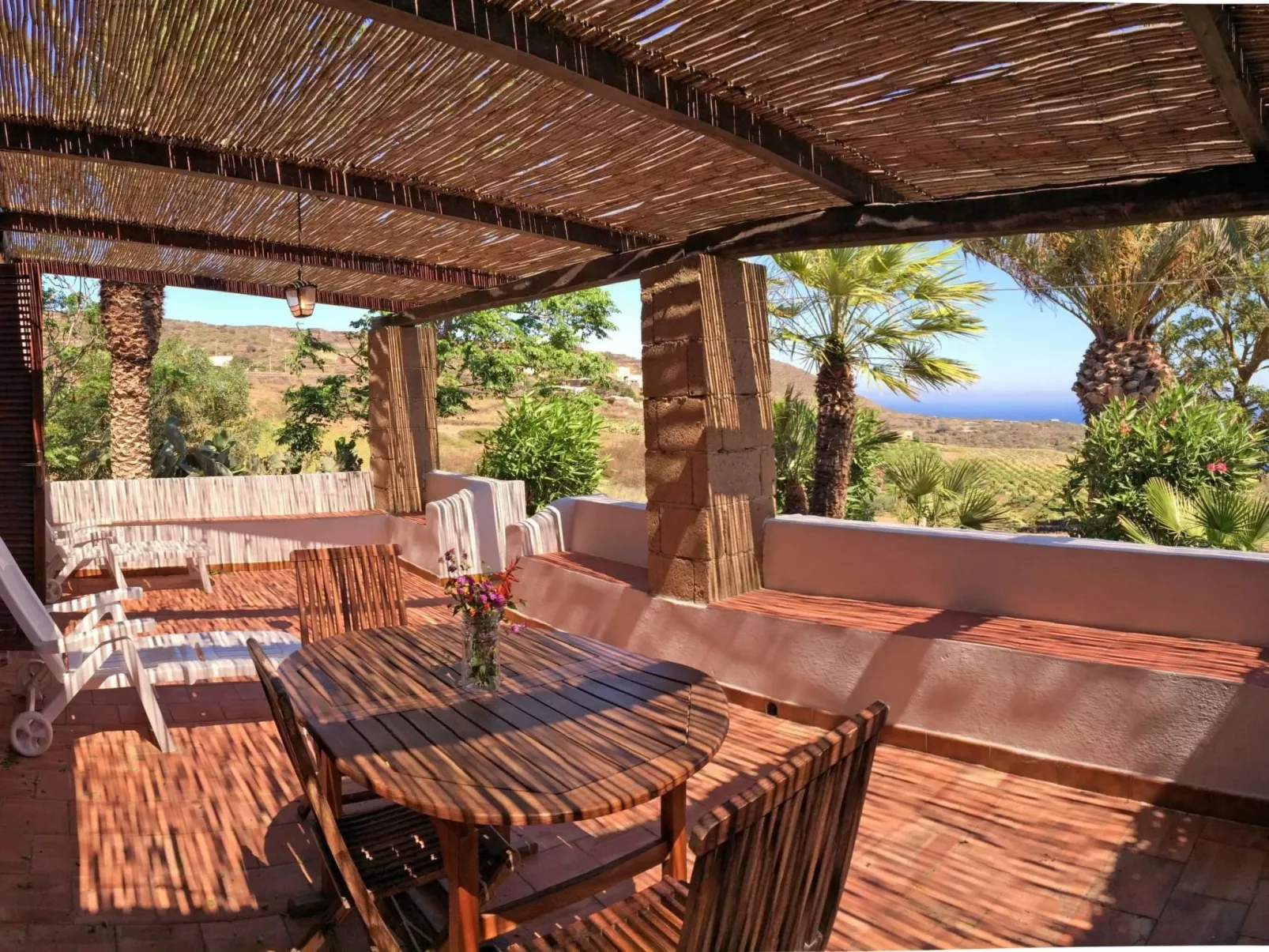 Dammuso mit Terrasse und Meerblick - Outside