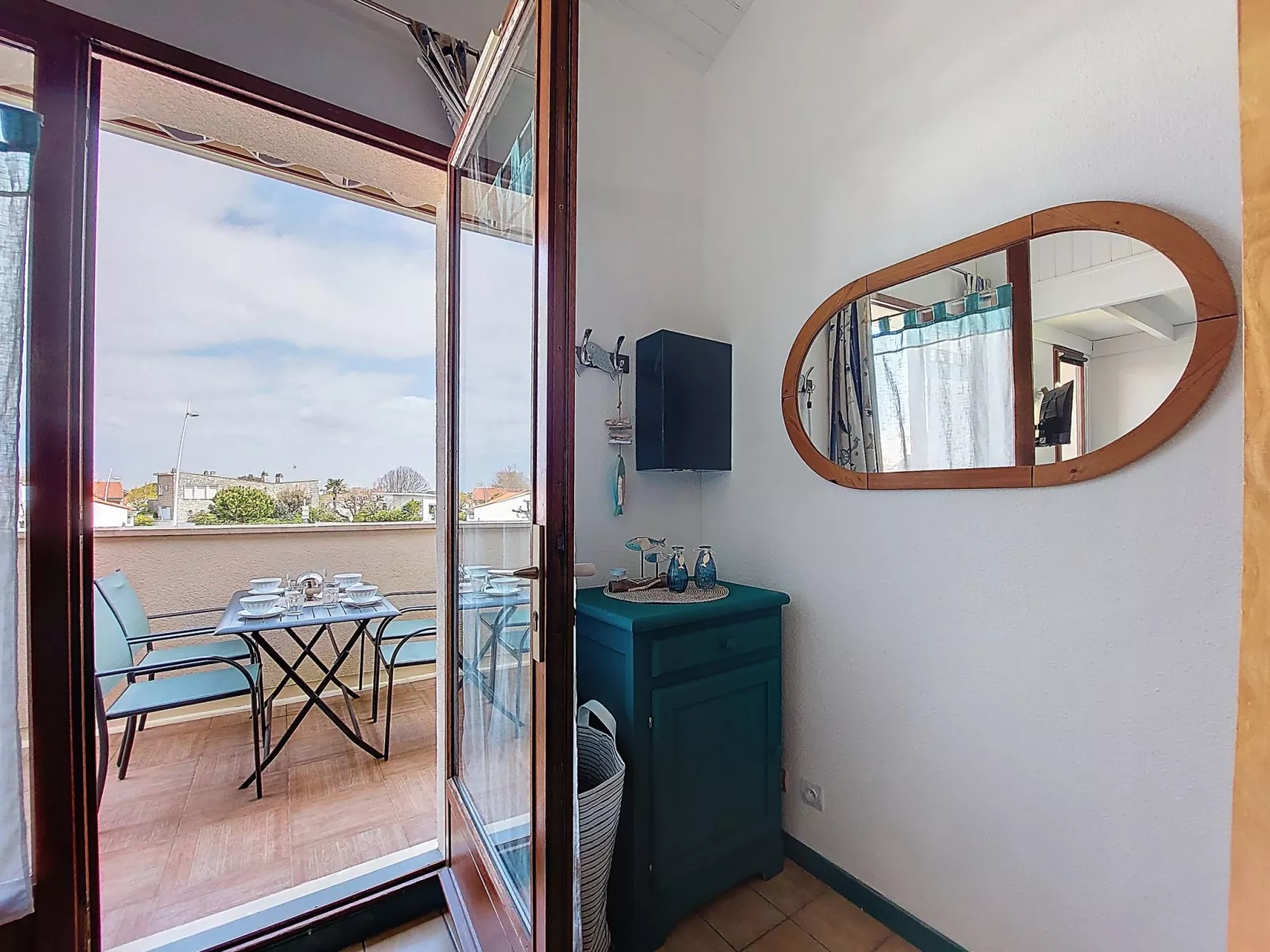 Les Soleils Rouges - Outside