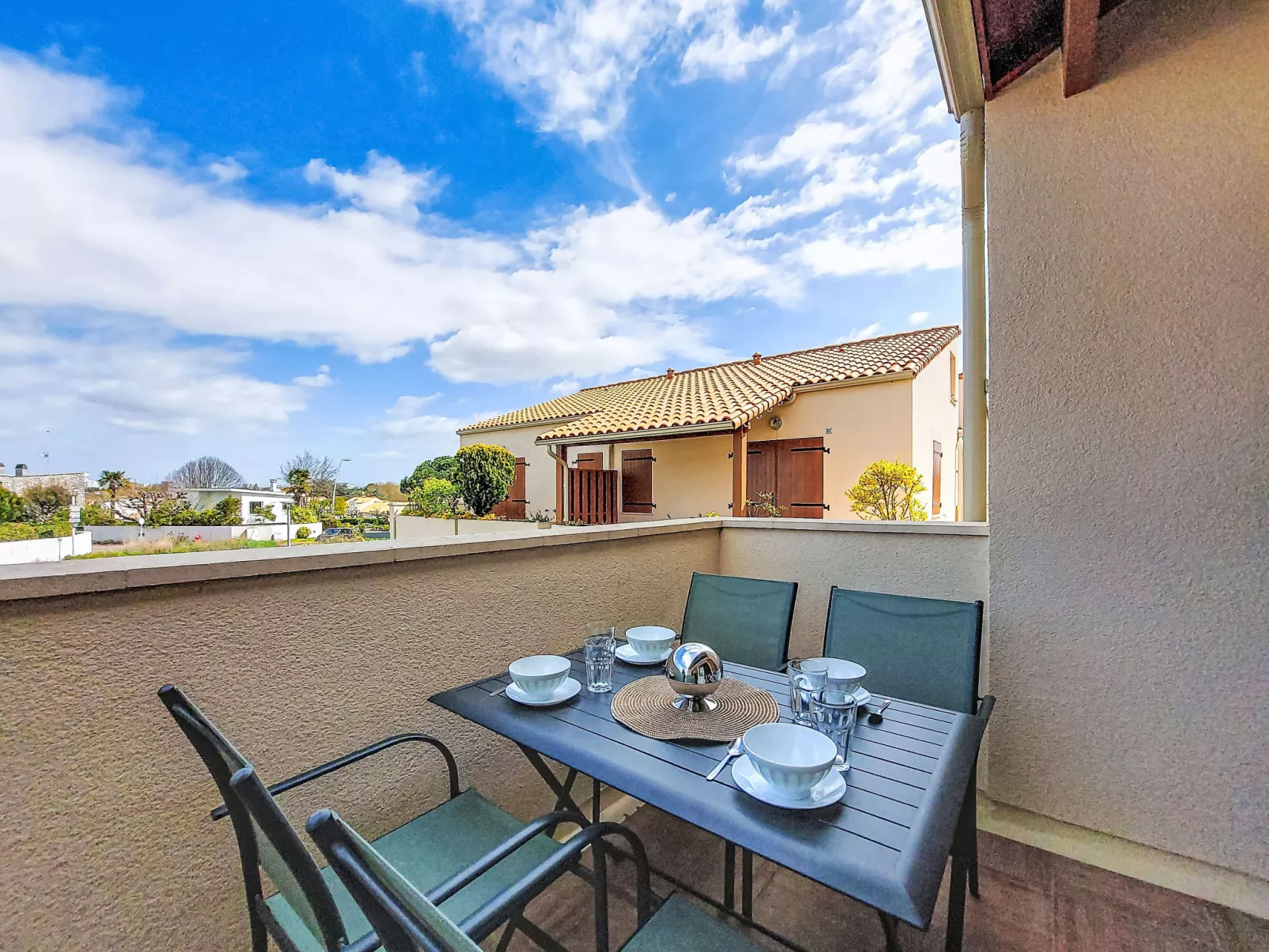 Les Soleils Rouges - Outside