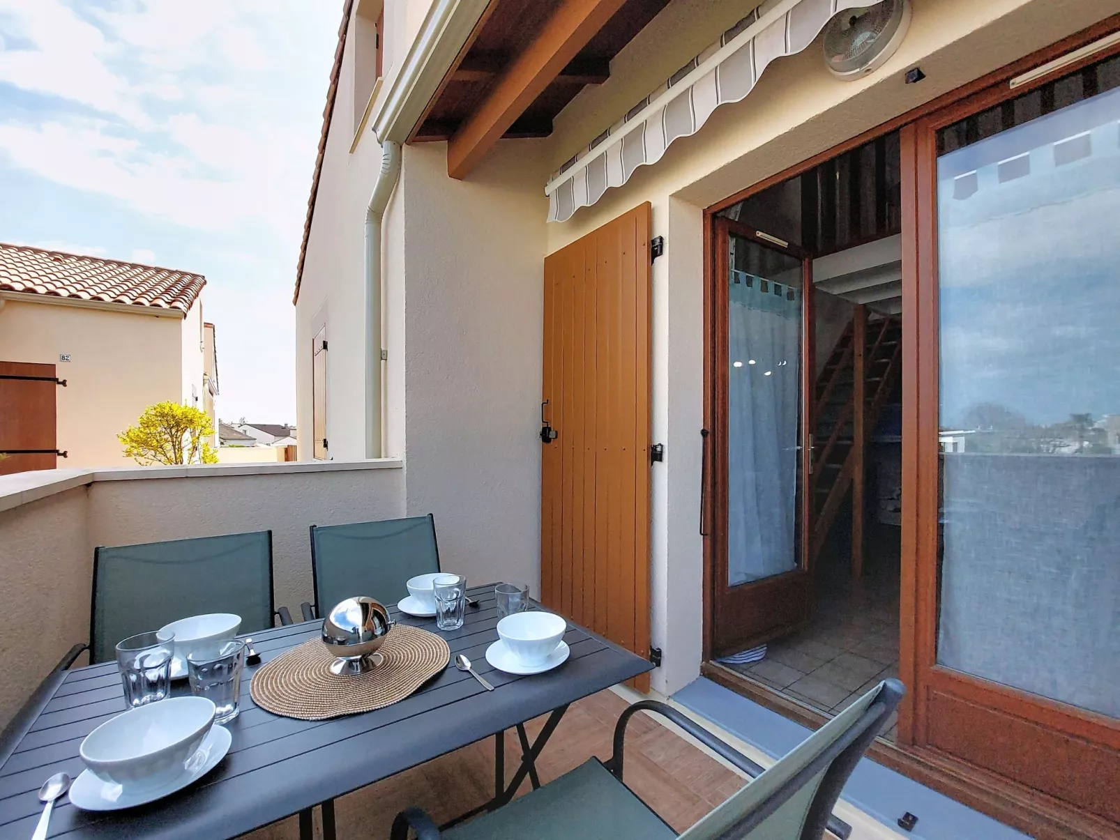 Les Soleils Rouges - Outside