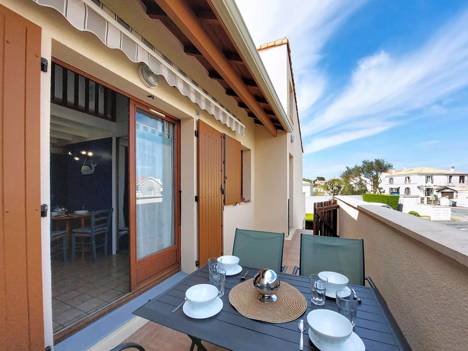 Les Soleils Rouges - Outside