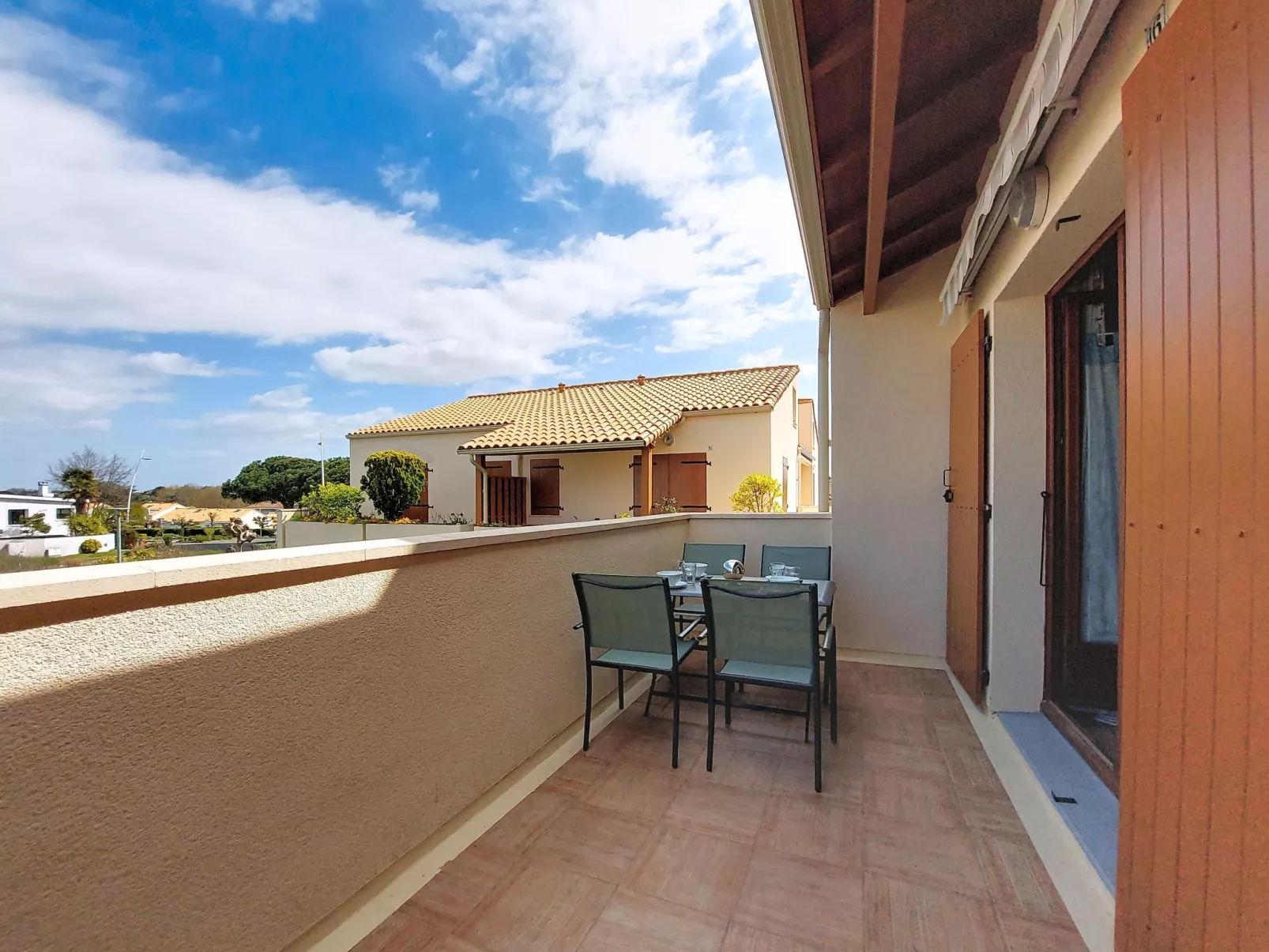 Les Soleils Rouges - Outside