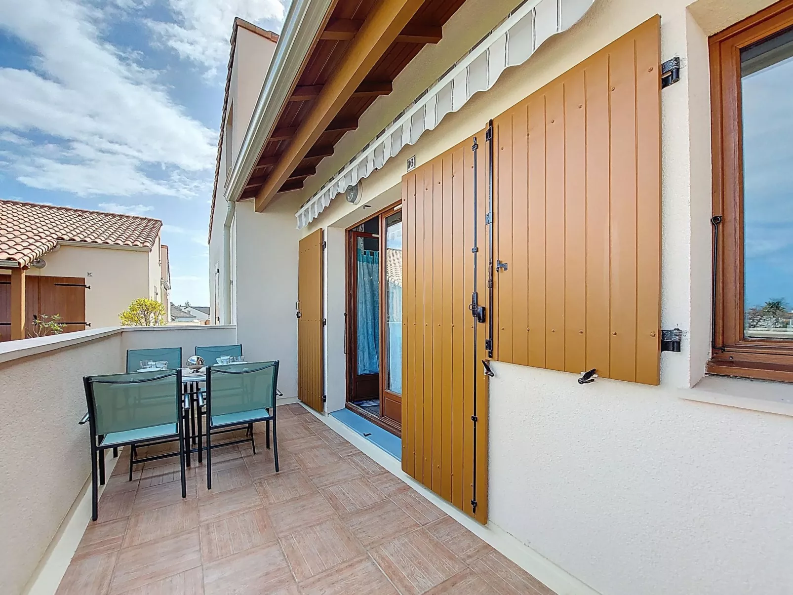 Les Soleils Rouges - Outside