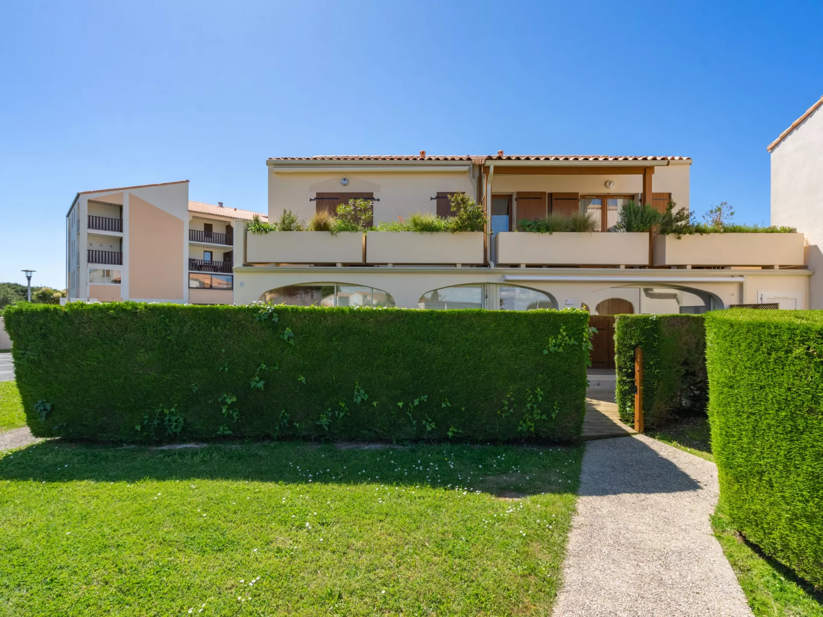 Les Soleils Rouges - Outside