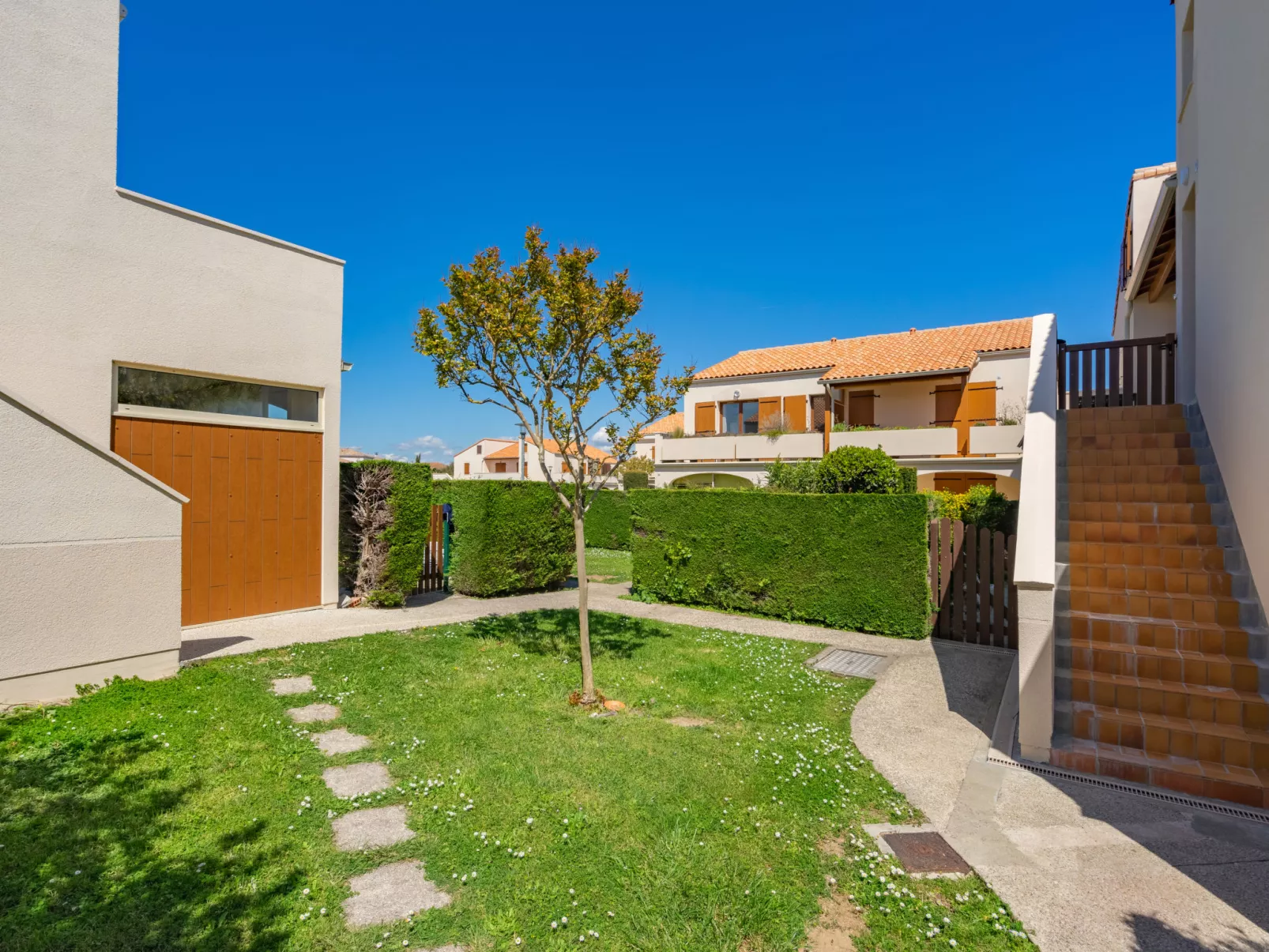 Les Soleils Rouges - Outside