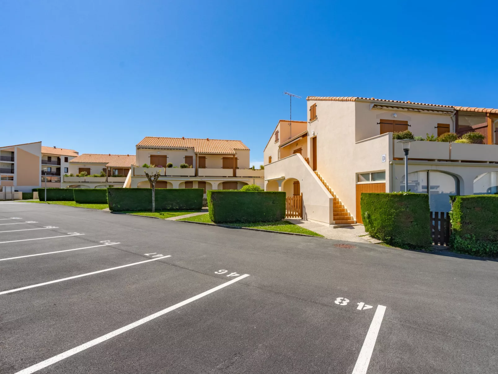 Les Soleils Rouges - Outside