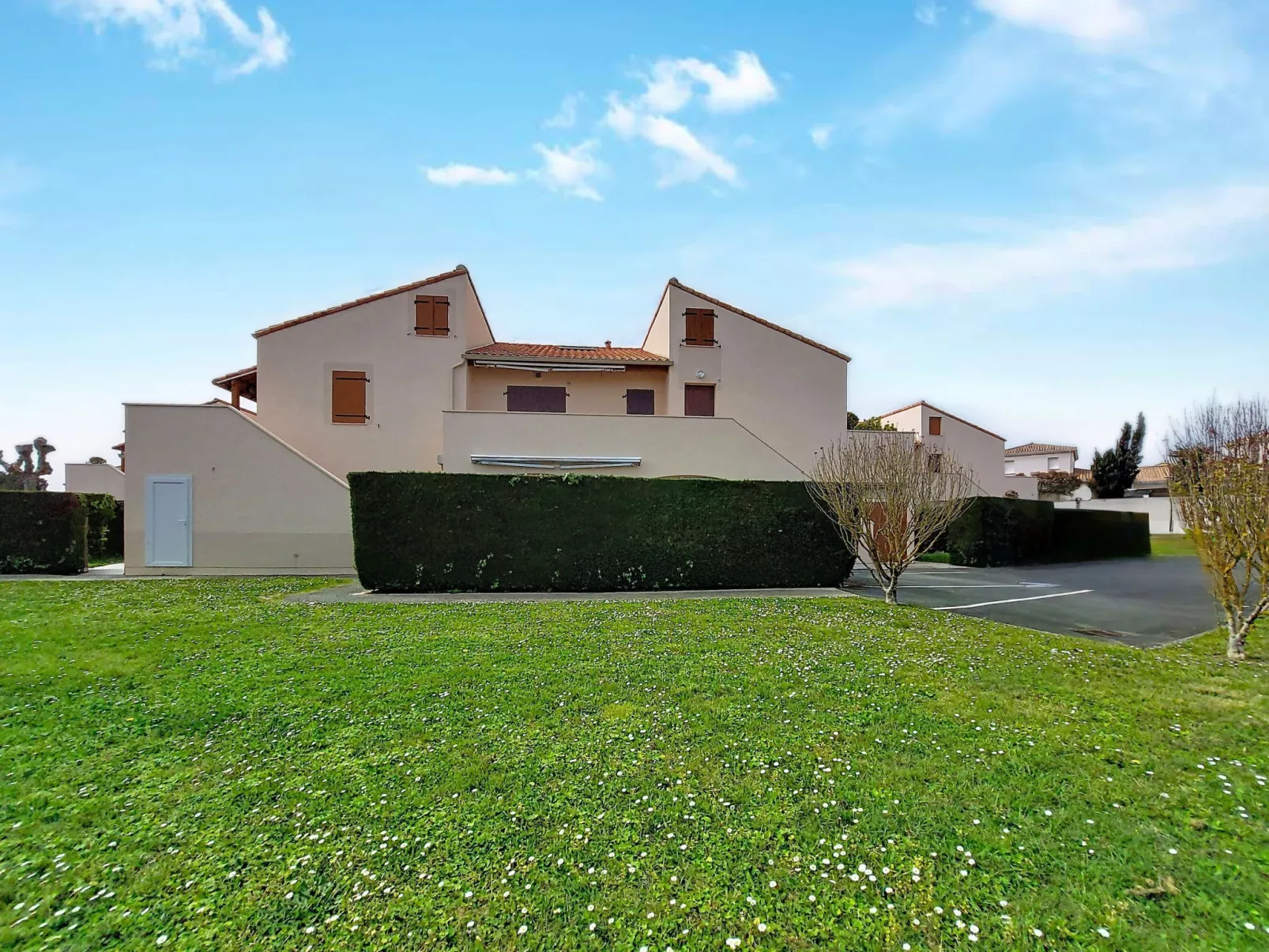 Les Soleils Rouges - Outside