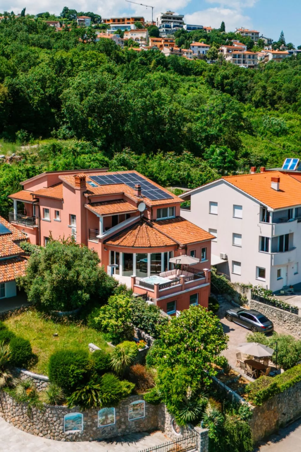 Großzügiges, modernes Apartment mit Terrasse und Meerblick