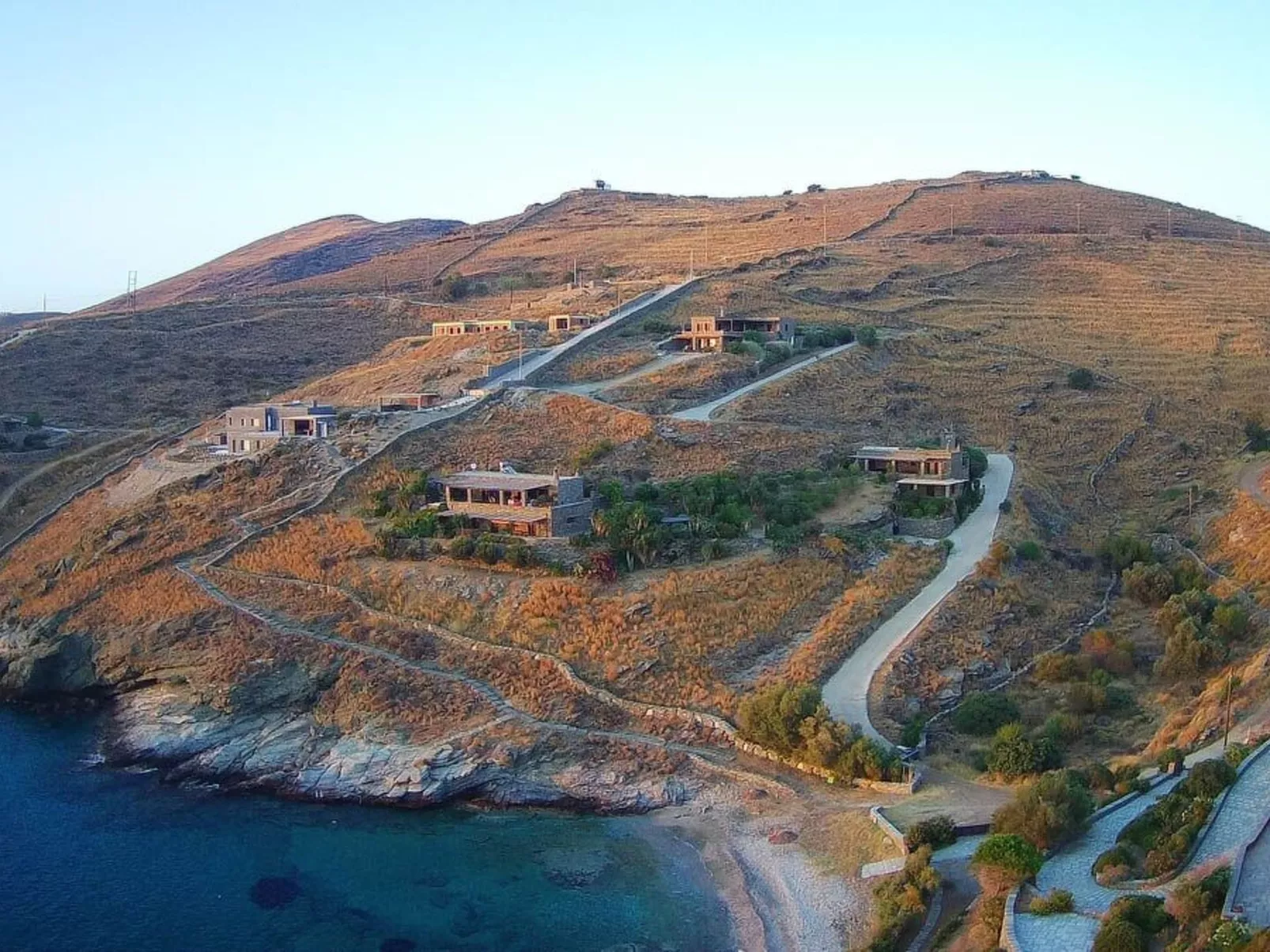 Haus in Kea mit Parkplatz im Freien und Blick auf den Sonnenuntergang - Image-tags.info