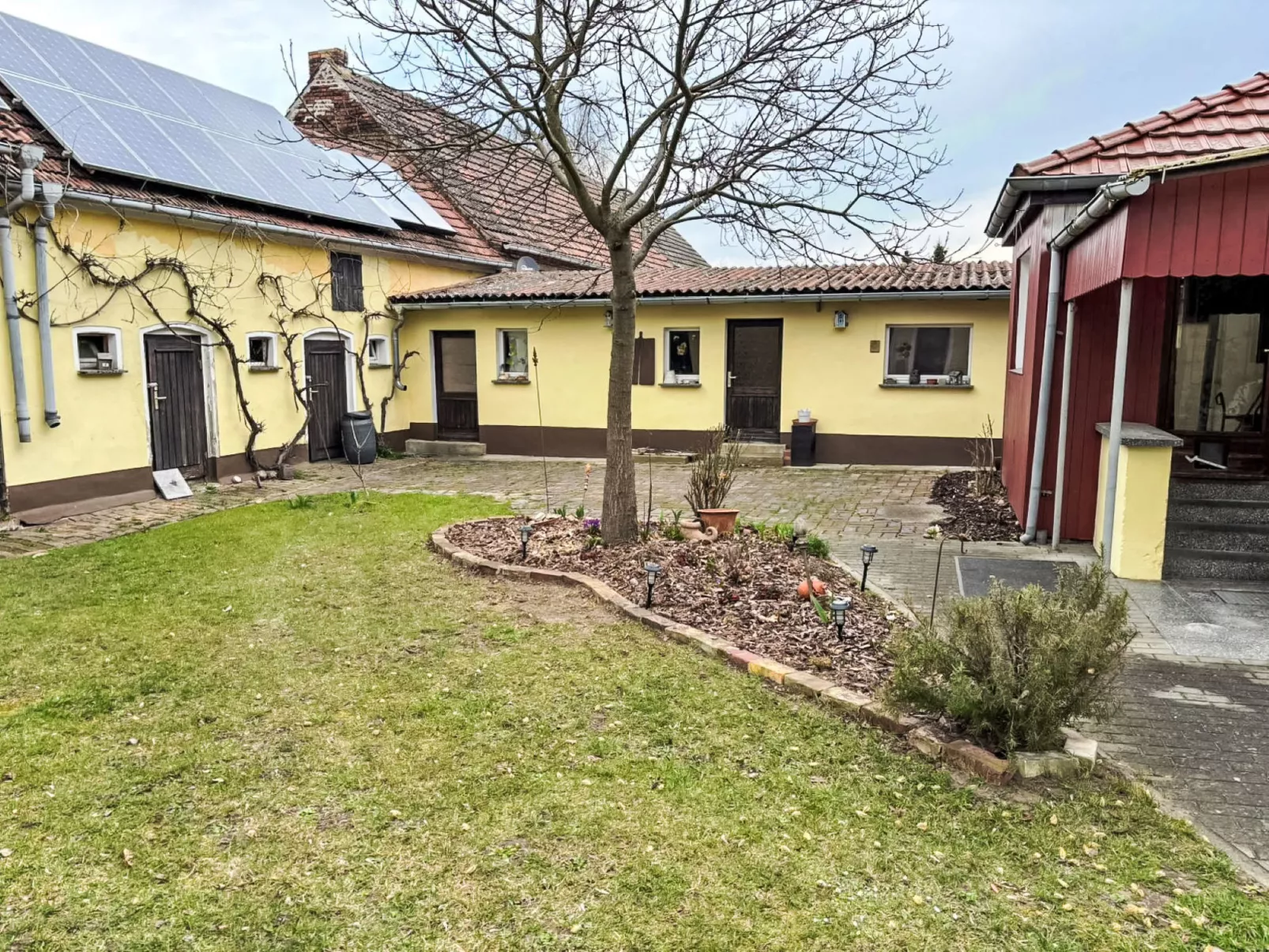 Mit großem Garten - Outside