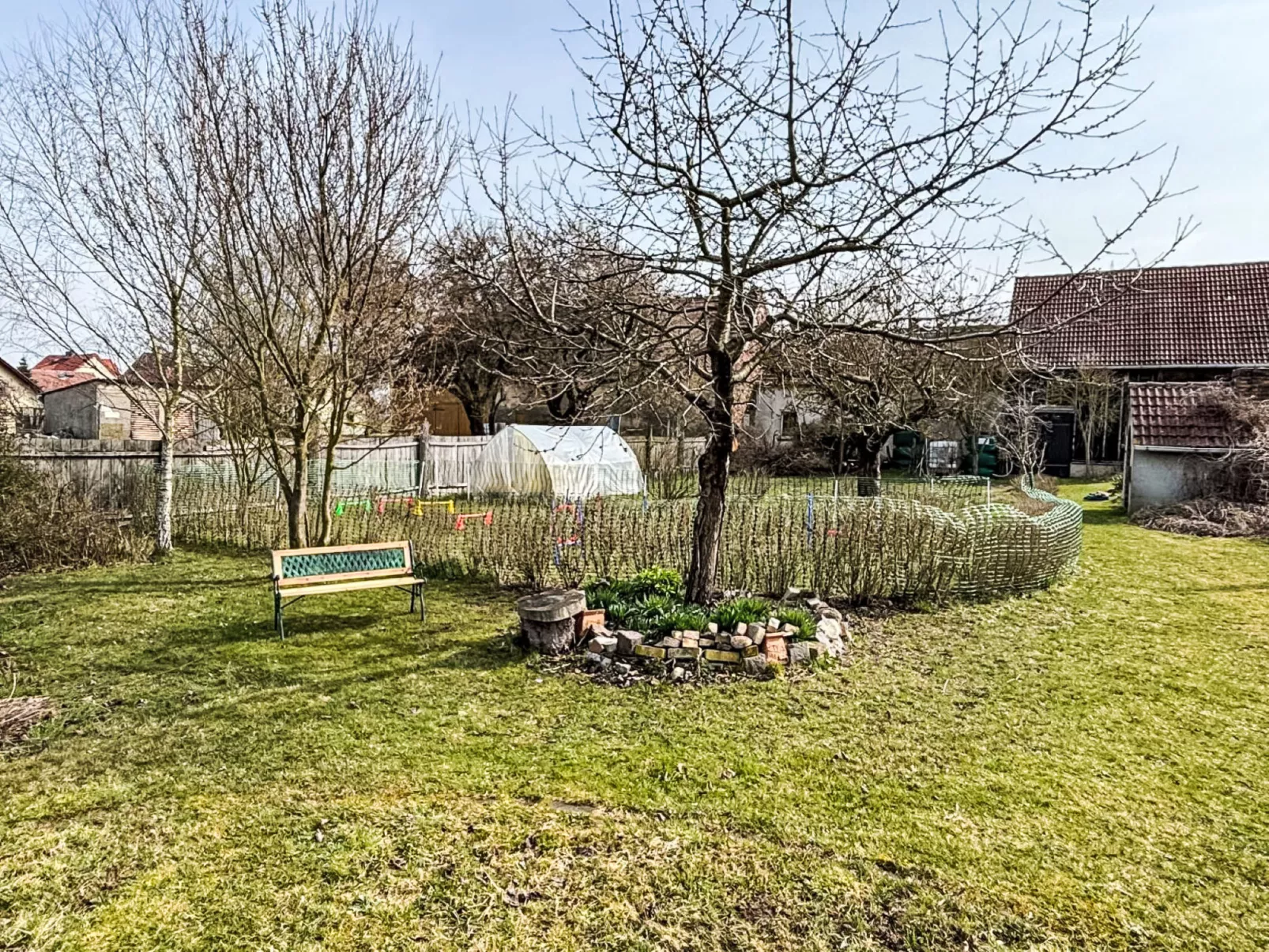 Mit großem Garten - Outside