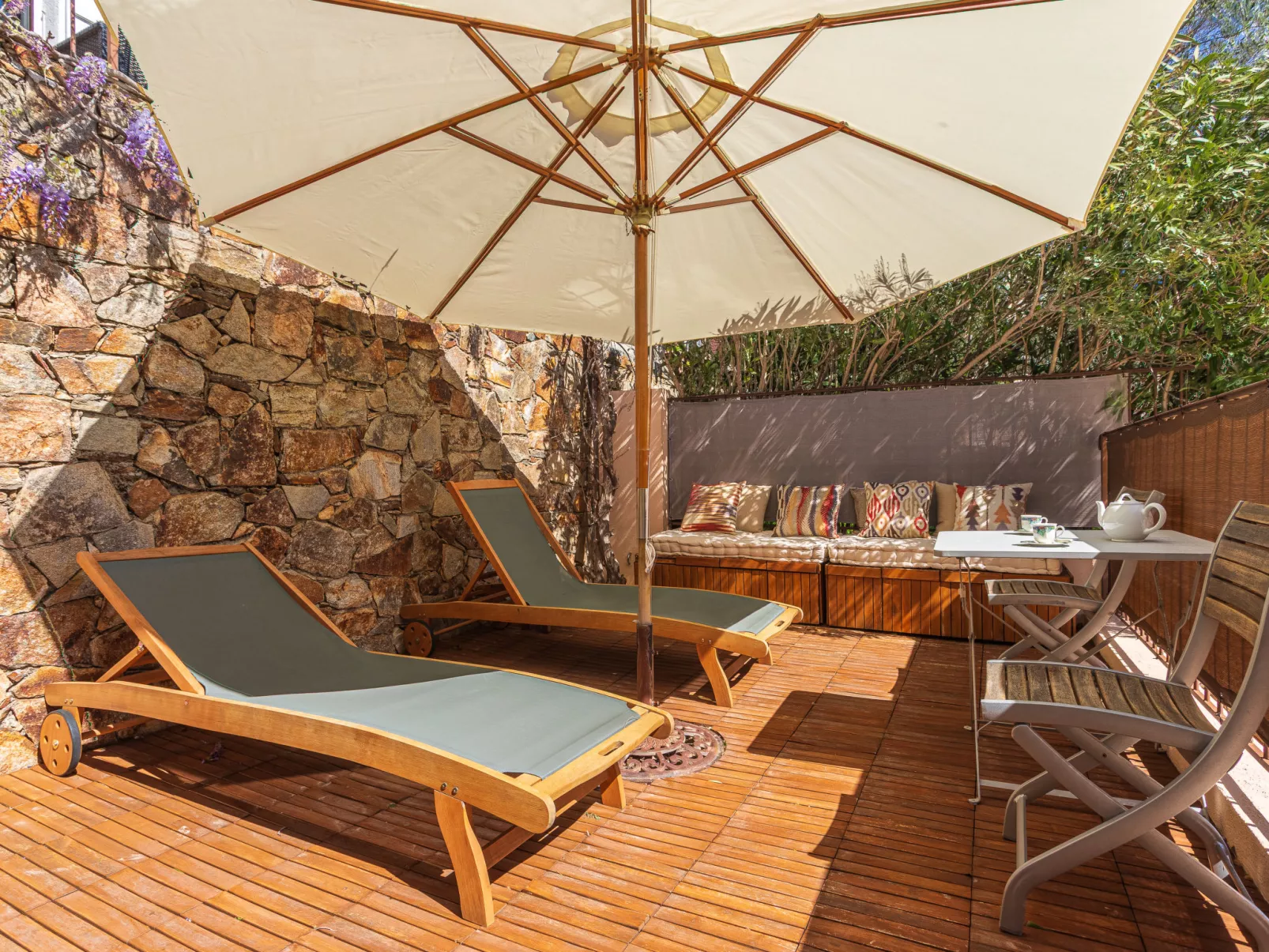 Les Migraniers 2 - Outside