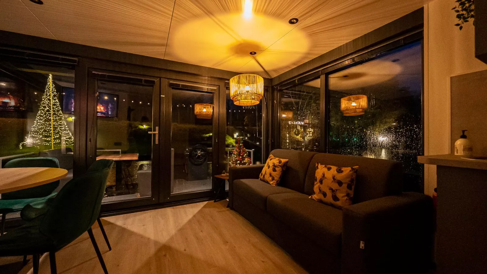 Floating in Limburg - rooftop hottub - Salon