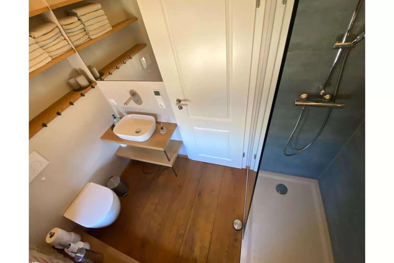 211 1P 40€(6) Schulz - Salle de bain