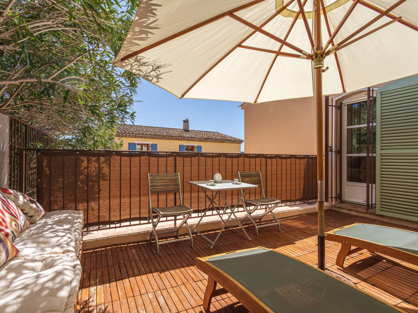 Les Migraniers 2 - Outside