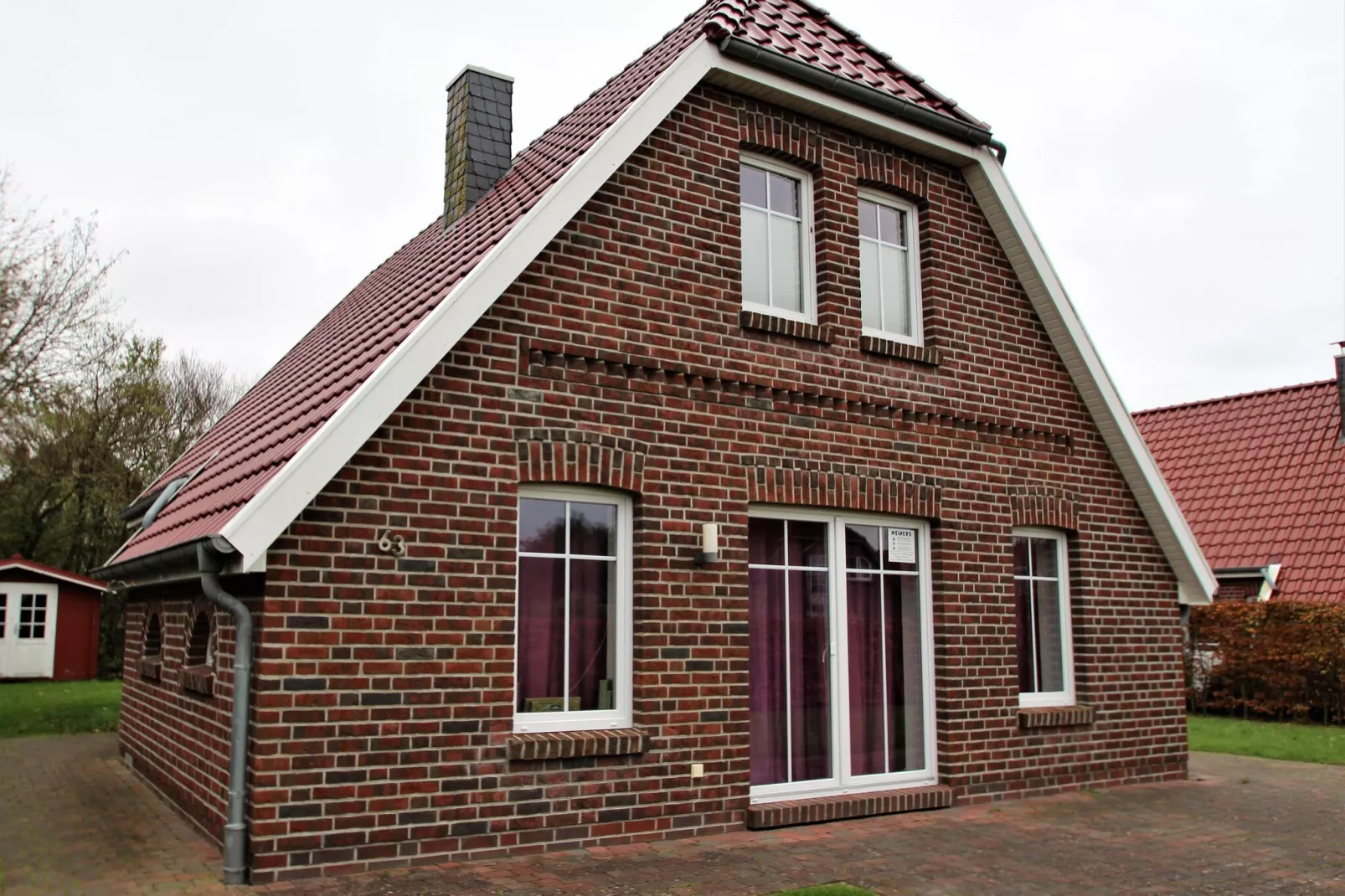 Großes Ferienhaus in einer Feriensiedlung-Exterior summer
