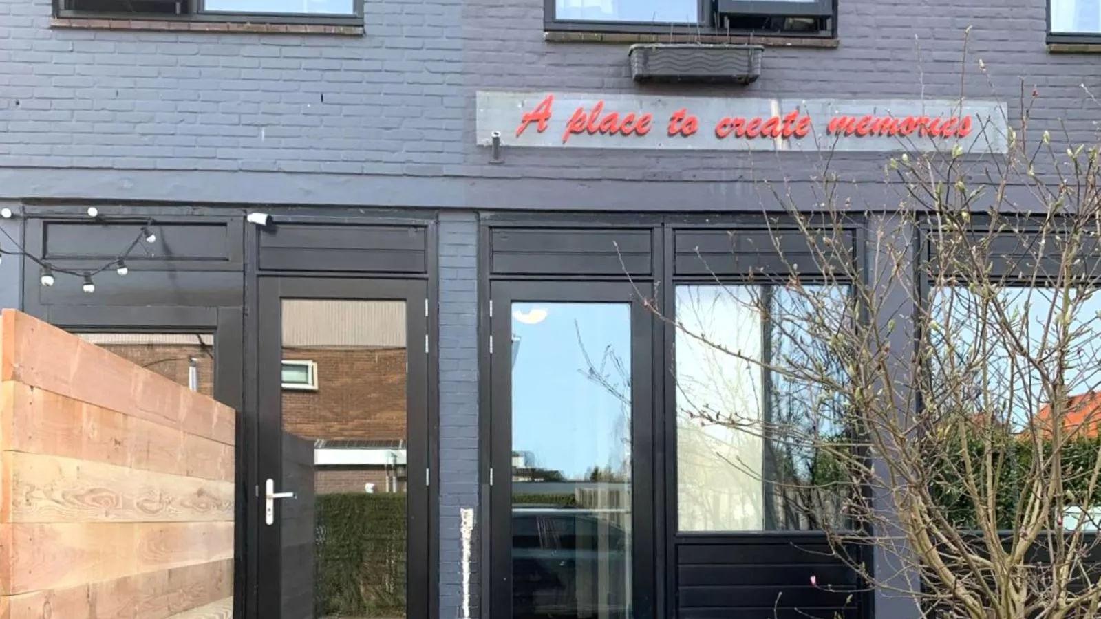 Lakes Small - Exterior in summer