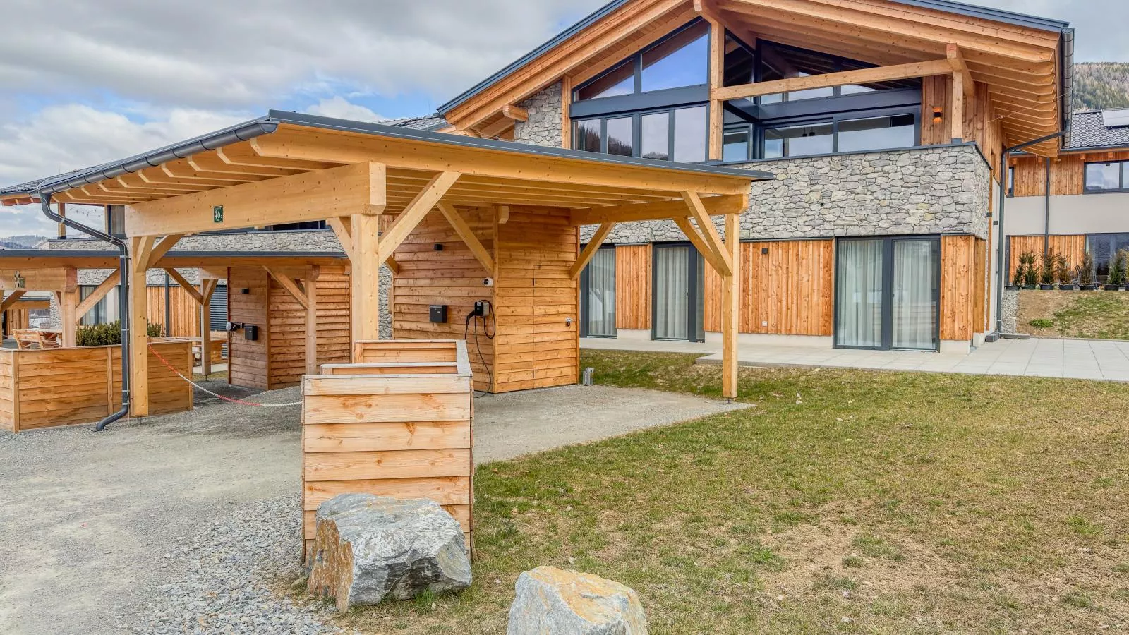 Birdie Lodge - Exterior in summer