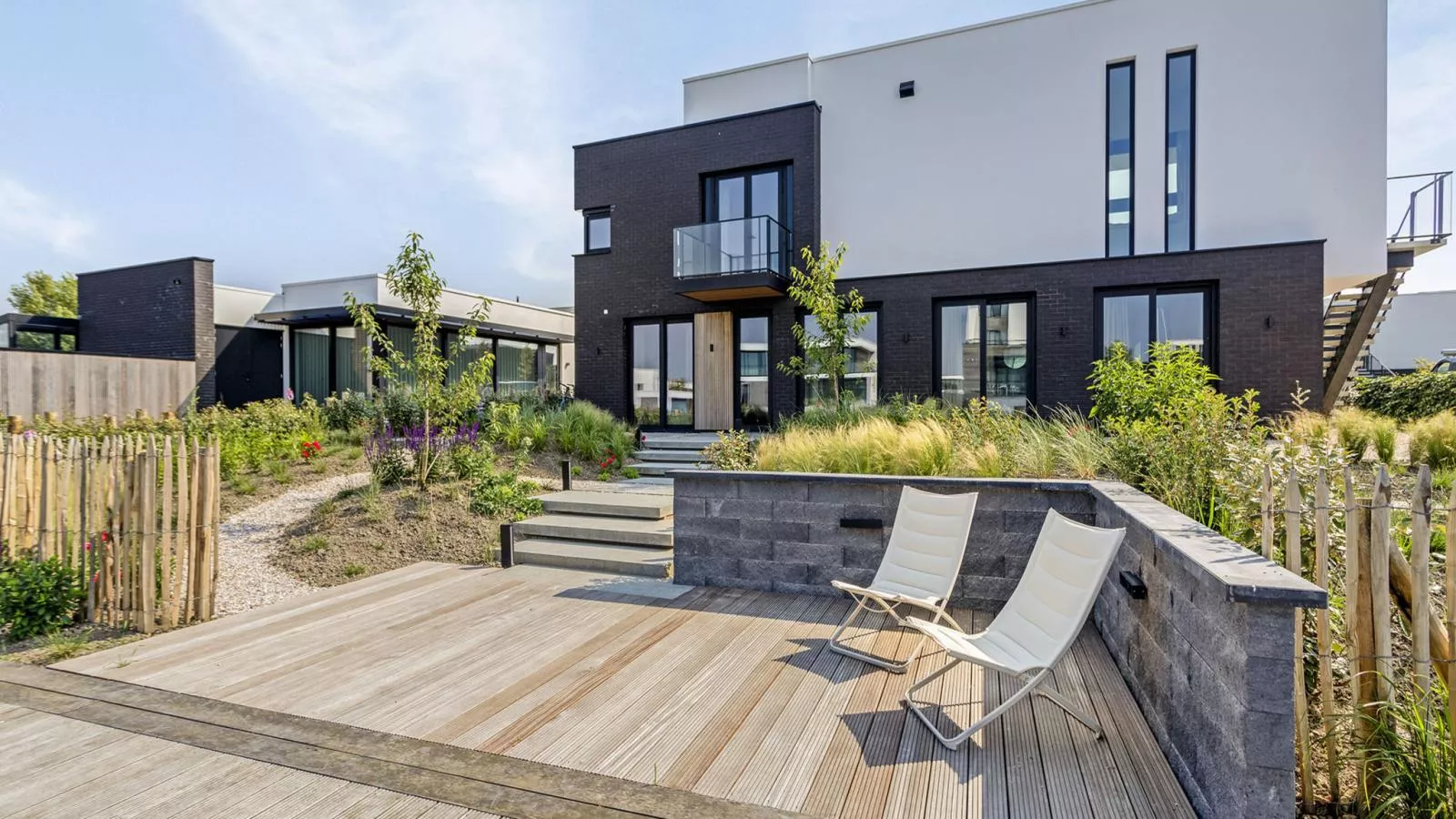 Zilte Watervilla - Gardens in summer