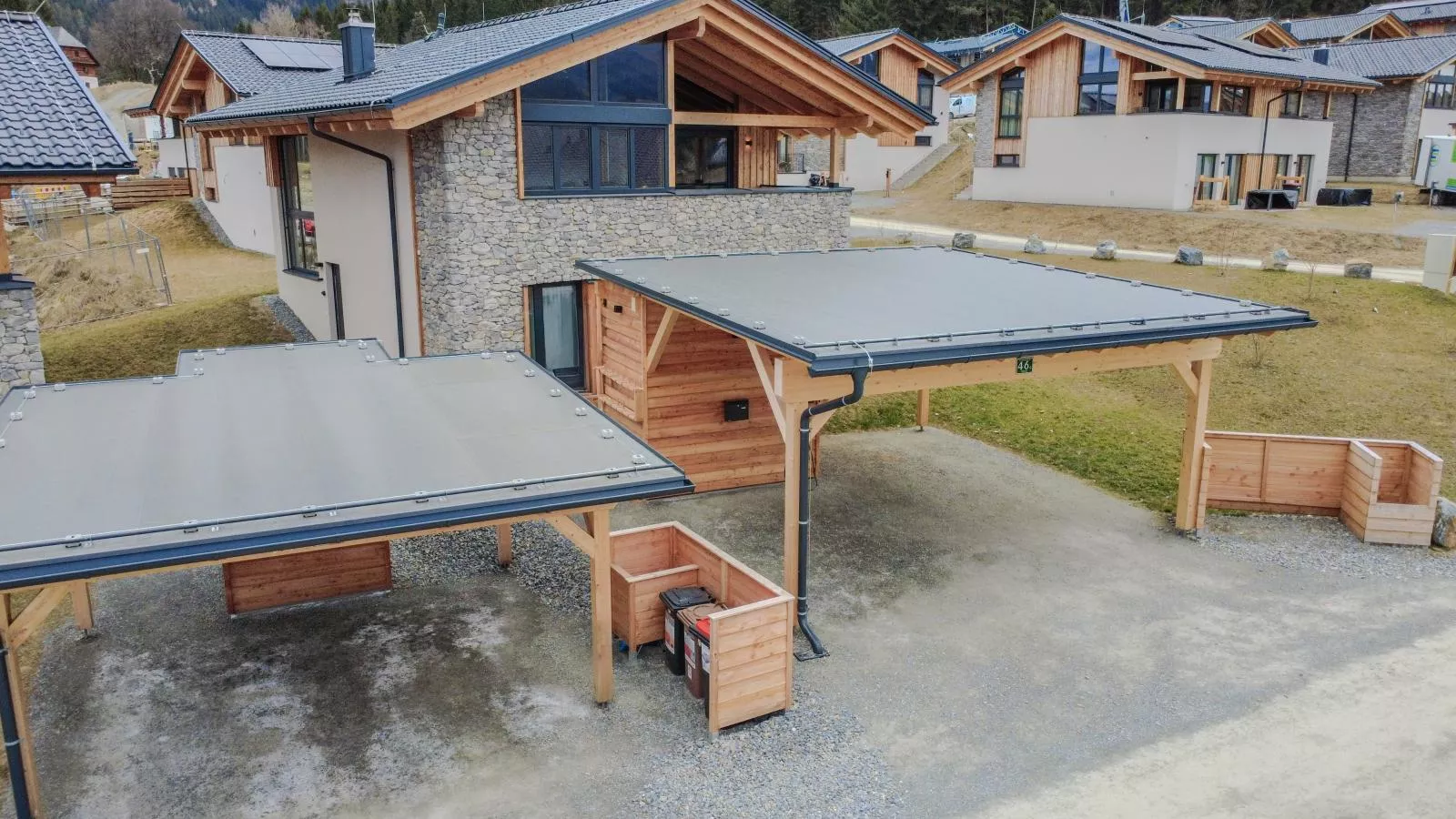 Birdie Lodge - Exterior in summer