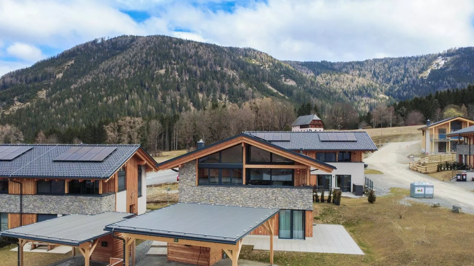 Birdie Lodge - Exterior in summer
