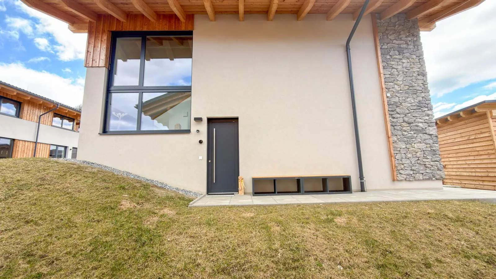 Birdie Lodge - Exterior in summer