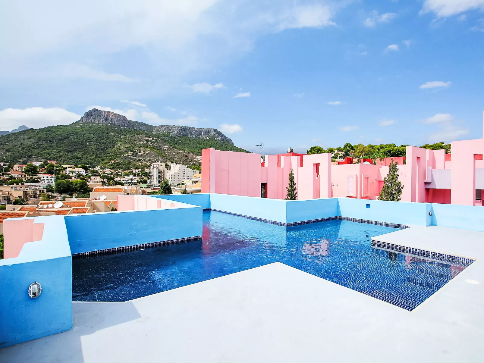 Muralla Roja - Outside