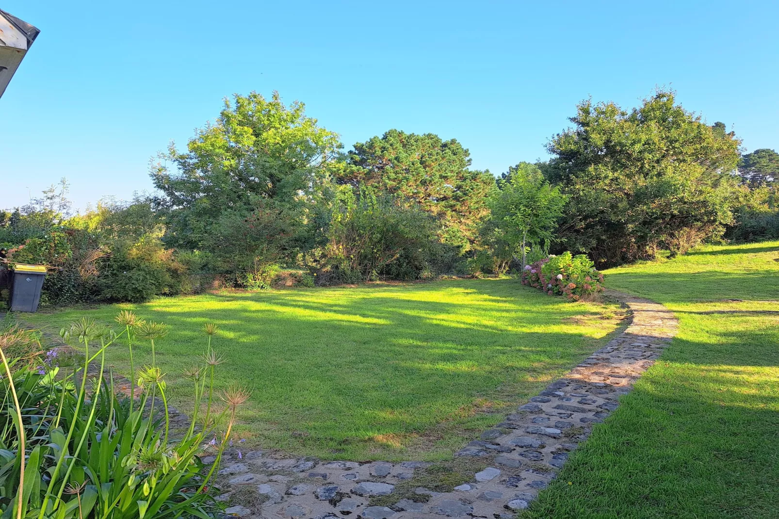 Granitsteinhaus in Nevez - Gardens in summer