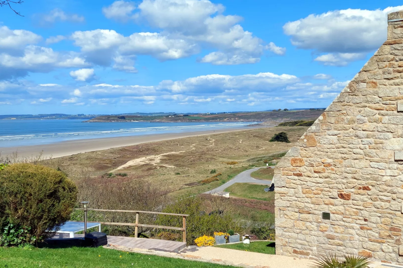 Ferienhaus mit Panorama-Meerblick Plonévez-Porzay - Außenbereich Sommer